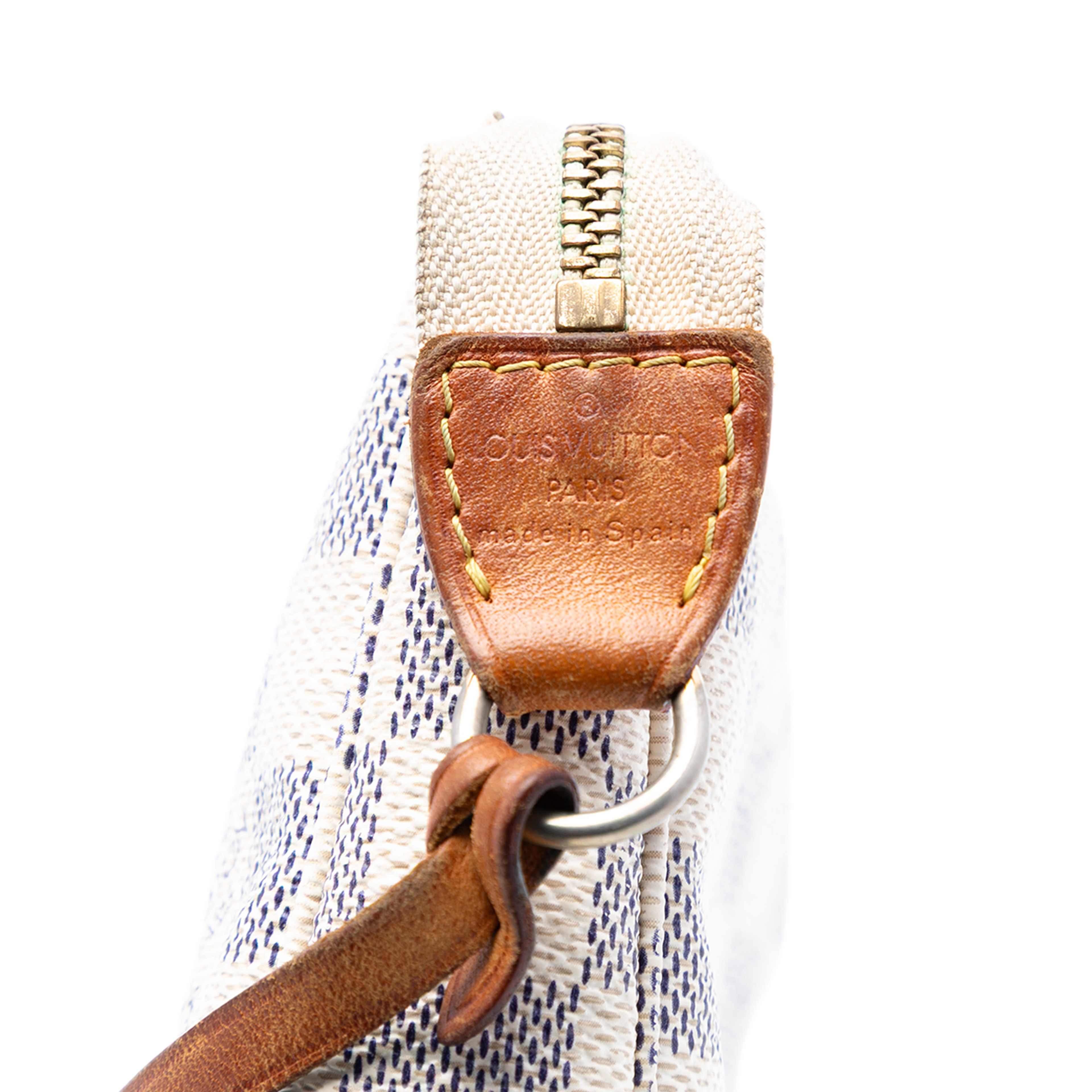 Louis Vuitton Damier Azur Pochette Accessoires, från Luxclusif, i färgen white. Klicka för att öppna bilden i stort format