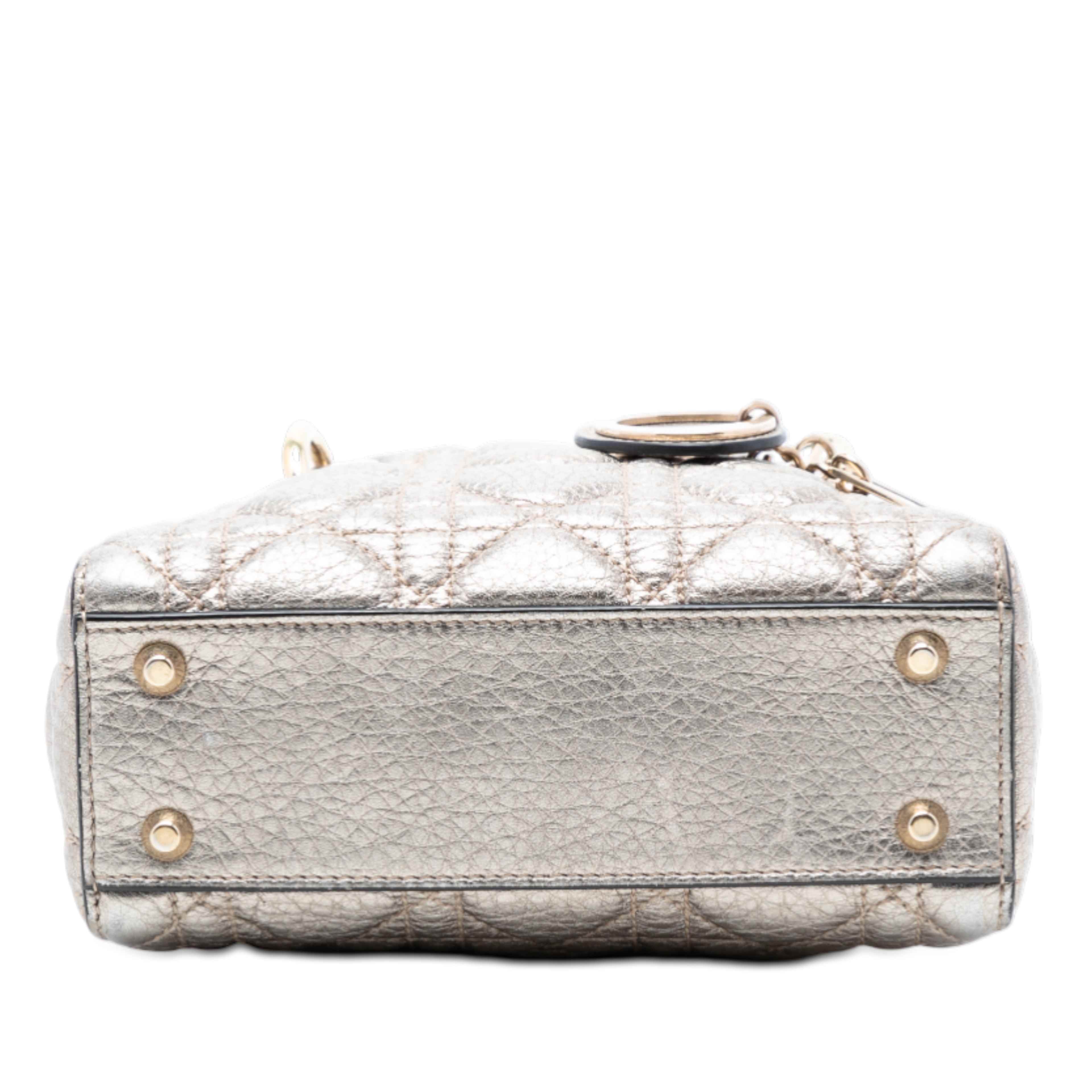 Dior Mini Metallic Calfskin Cannage Supple Lady Dior, från Luxclusif, i färgen silver. Klicka för att öppna bilden i stort format