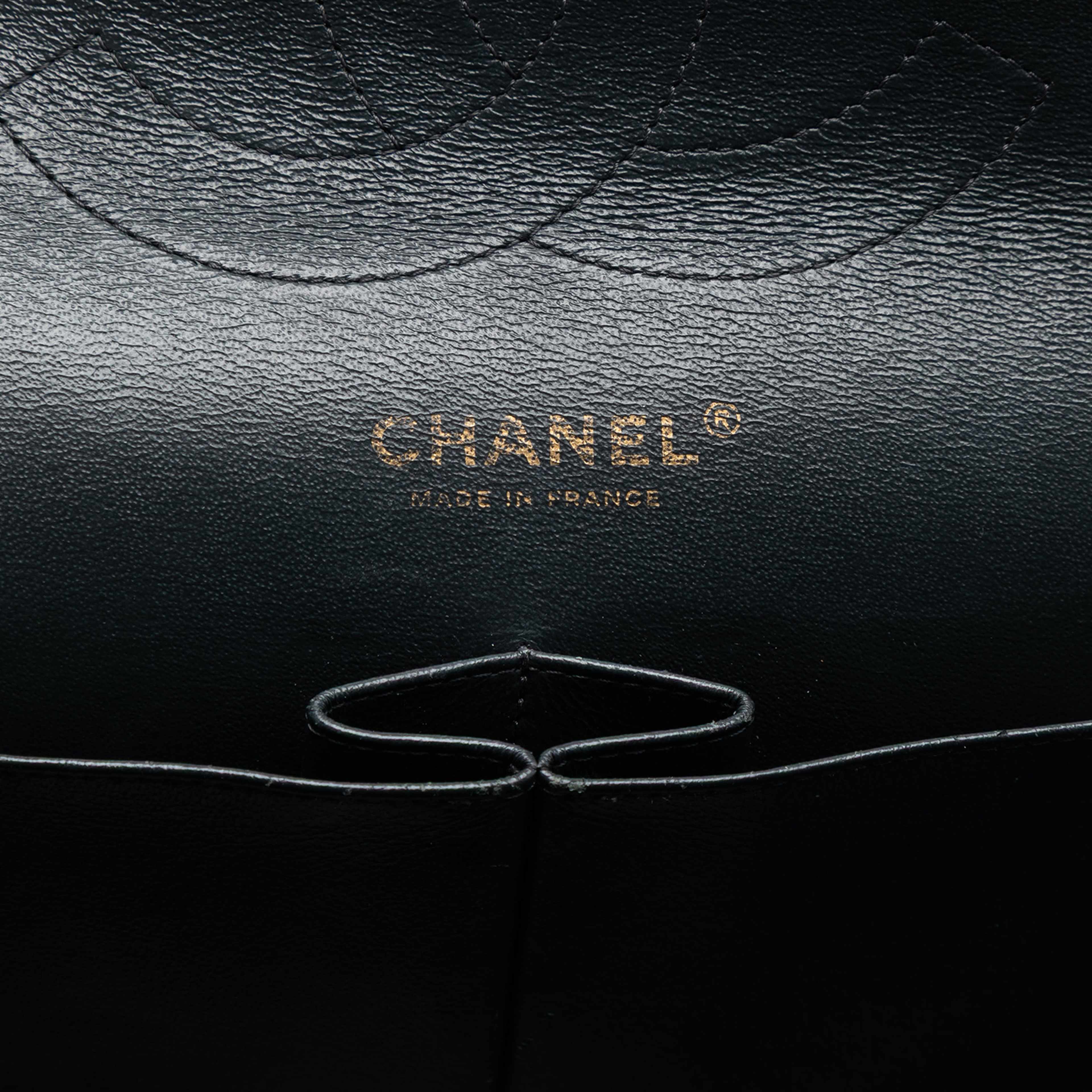 Chanel Jumbo Classic Caviar Double Flap, från Luxclusif, i färgen black. Klicka för att öppna bilden i stort format