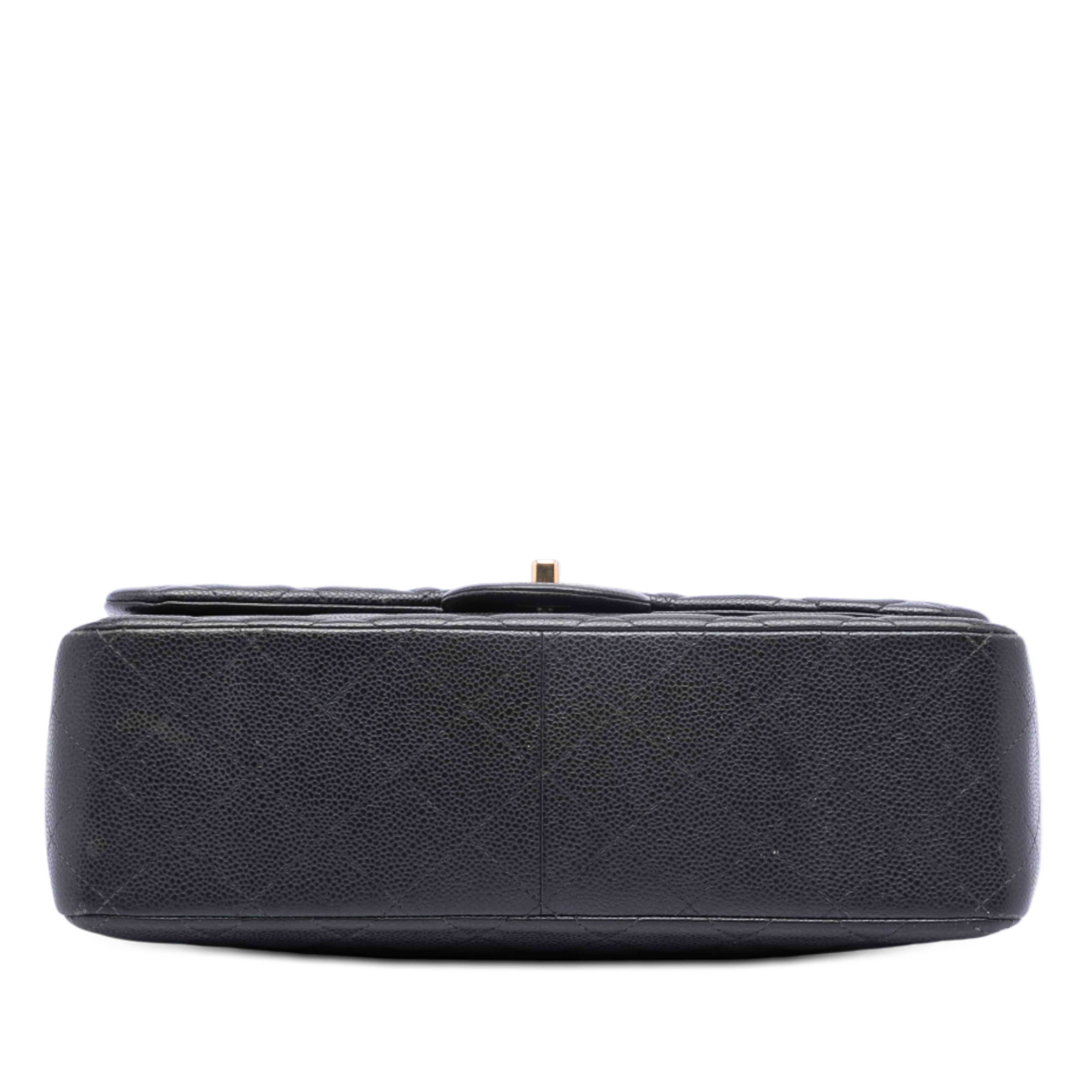 Chanel Jumbo Classic Caviar Double Flap, från Luxclusif, i färgen svart. Klicka för att öppna bilden i stort format