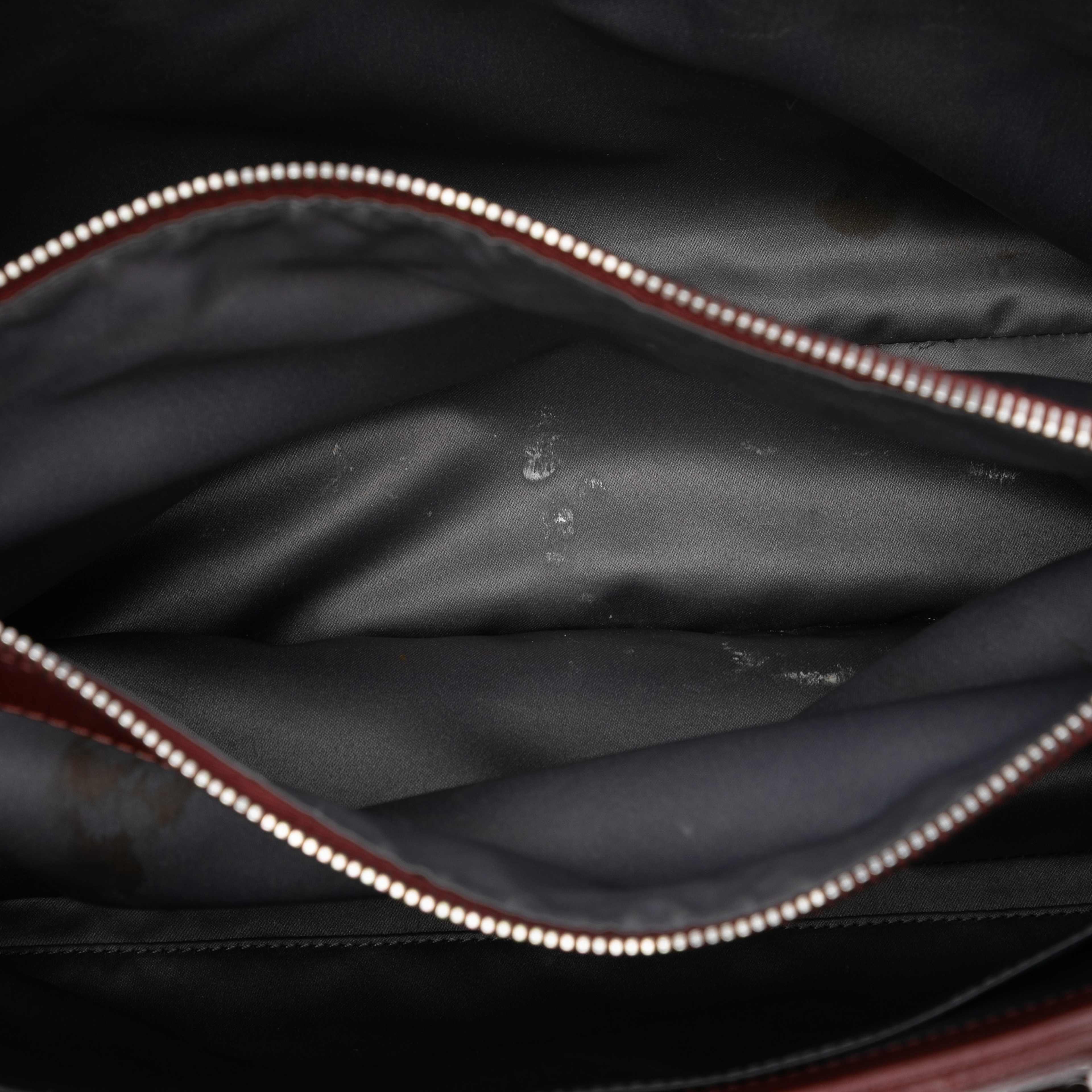 Chanel Caviar Grand Shopping Tote, från Luxclusif, i färgen dark red. Klicka för att öppna bilden i stort format