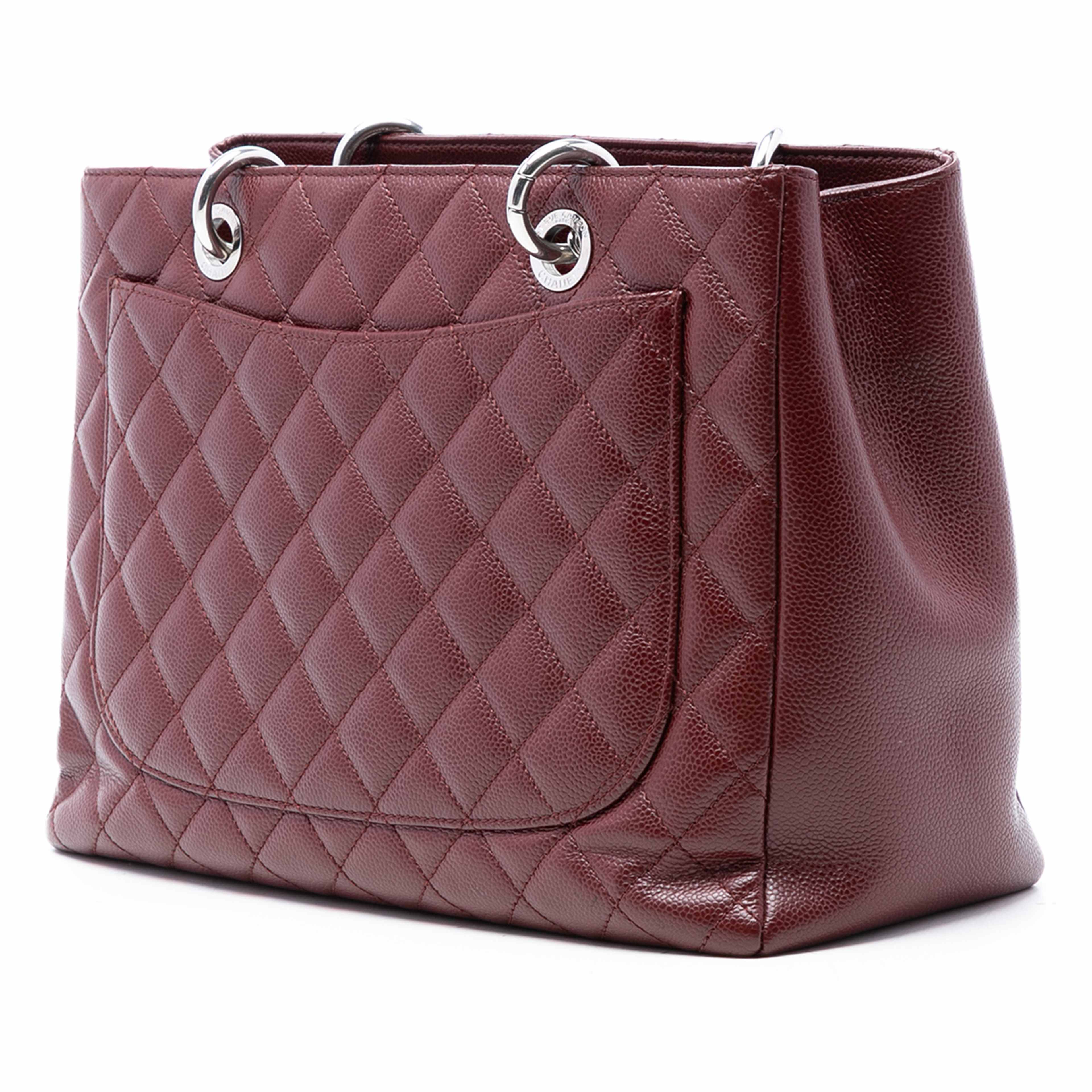 Chanel Caviar Grand Shopping Tote, från Luxclusif, i färgen dark red. Klicka för att öppna bilden i stort format