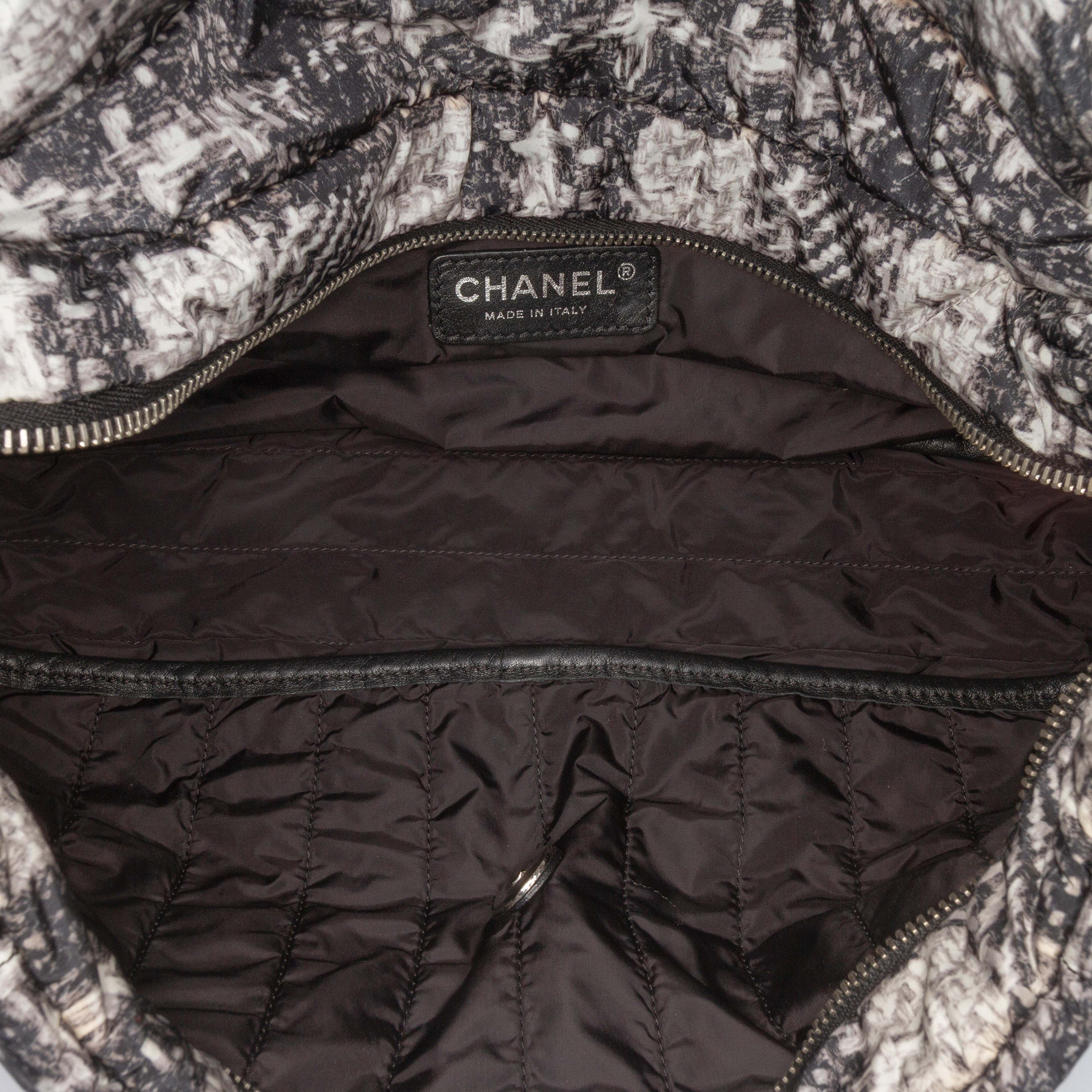 Chanel Cc Tweed Print Nylon Single Flap, från Luxclusif, i färgen gray. Klicka för att öppna bilden i stort format