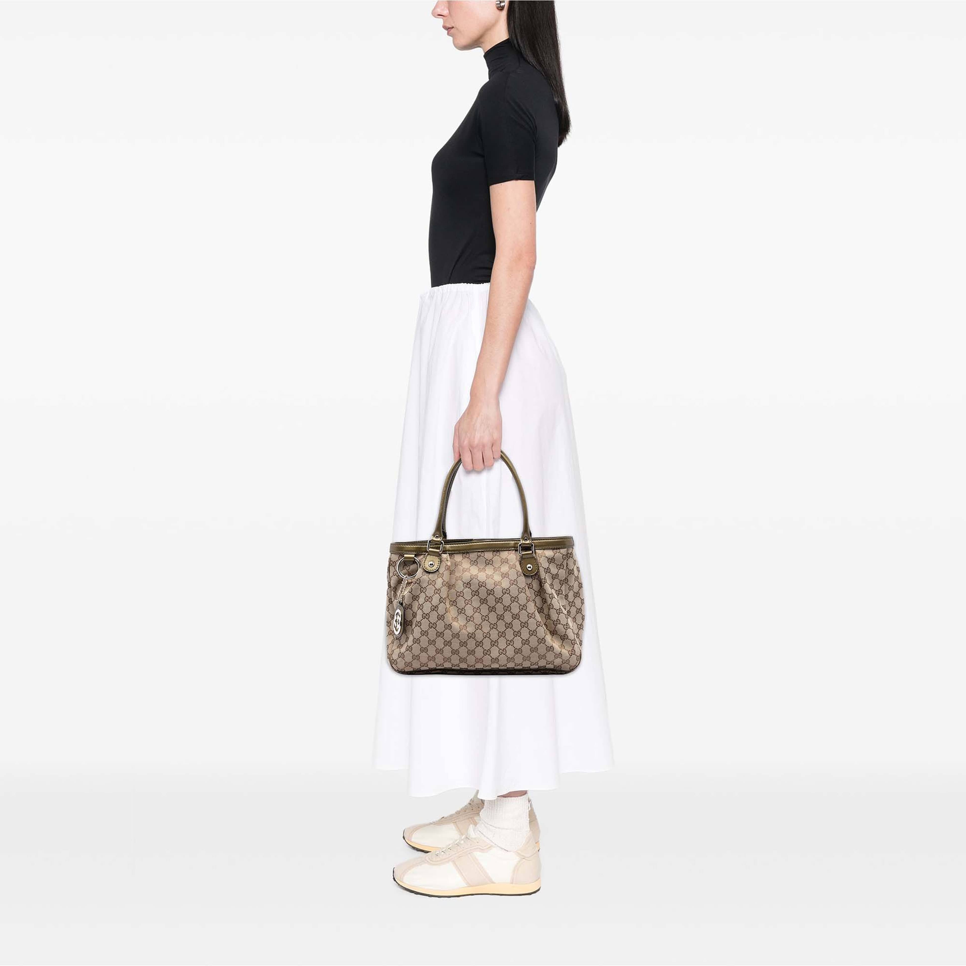 Gucci Gg Canvas Sukey Tote, från Luxclusif, i färgen beige. Klicka för att öppna bilden i stort format