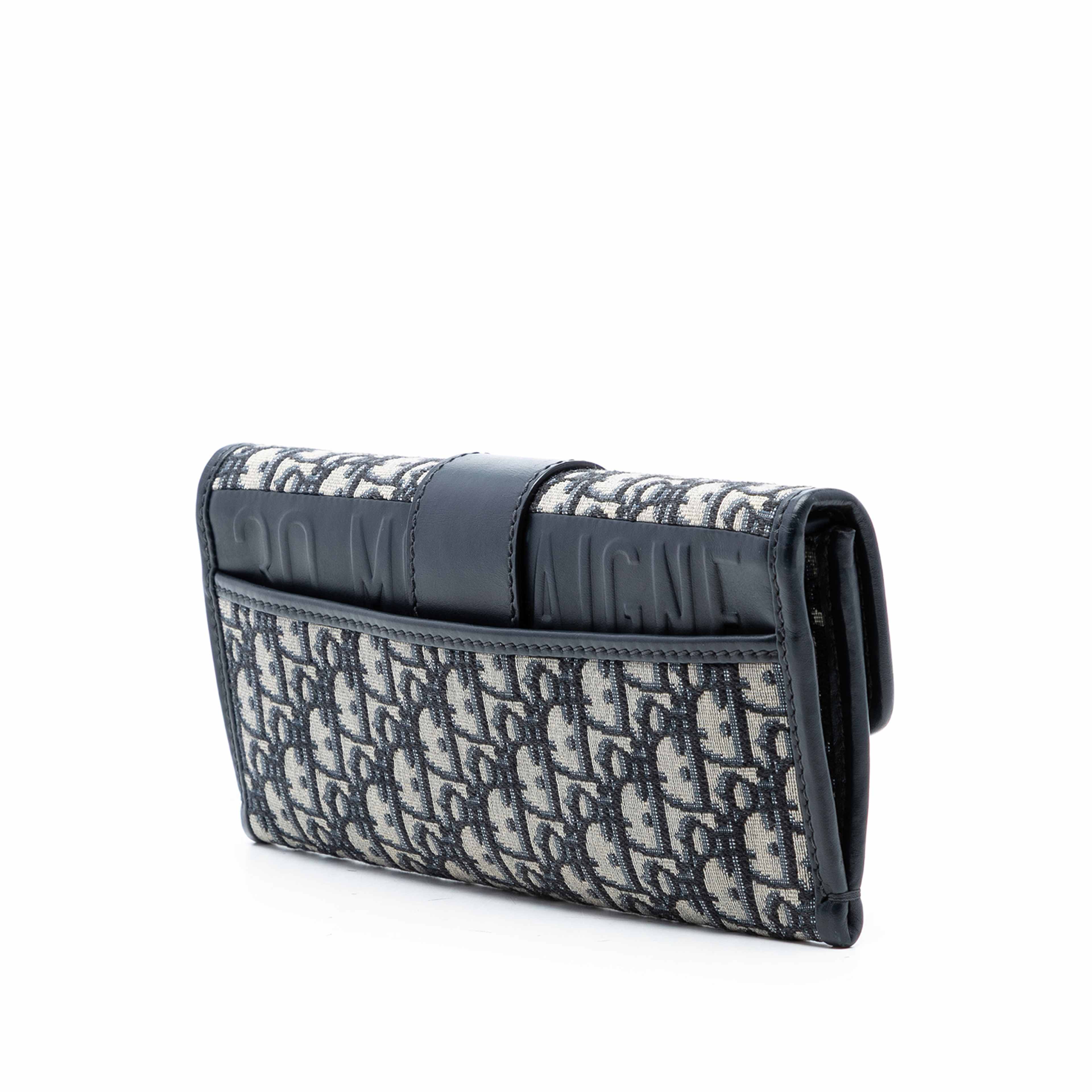 Dior Oblique Canvas 30 Montaigne Clutch With Chain, från Luxclusif, i färgen navy. Klicka för att öppna bilden i stort format