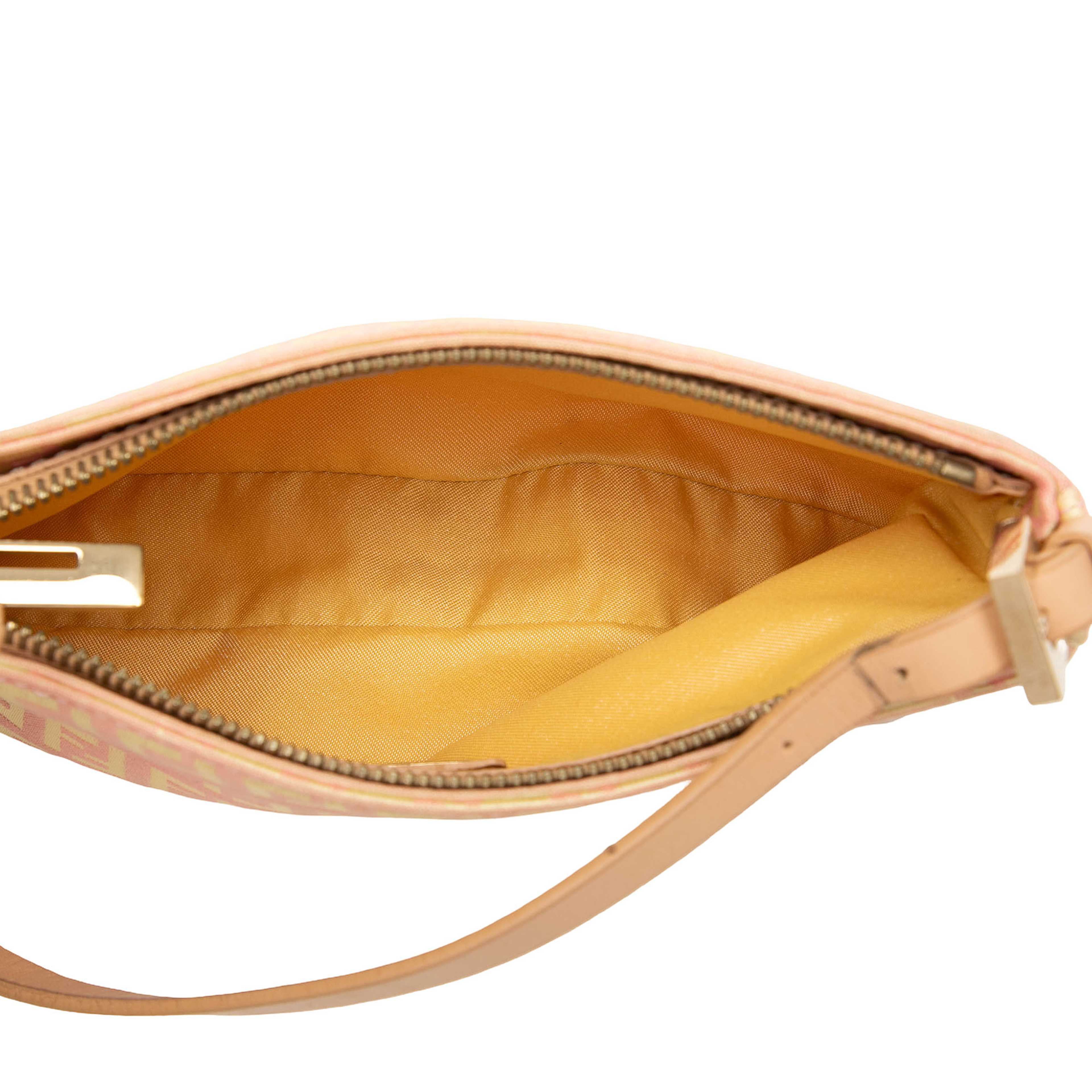 Fendi Zucchino Canvas Pochette, från Luxclusif, i färgen rosa. Klicka för att öppna bilden i stort format