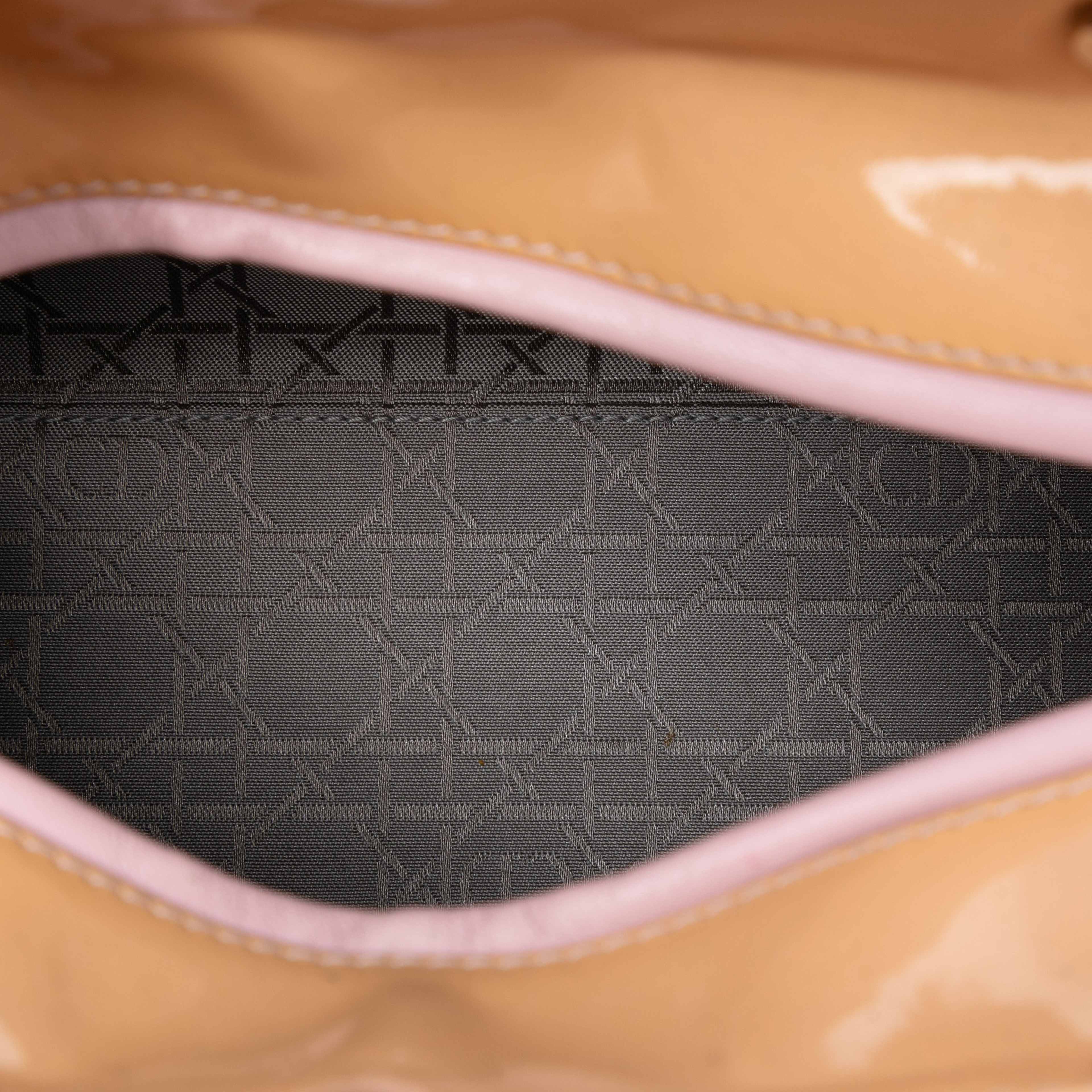 Dior Medium Patent Cannage Lady Dior, från Luxclusif, i färgen caramel. Klicka för att öppna bilden i stort format