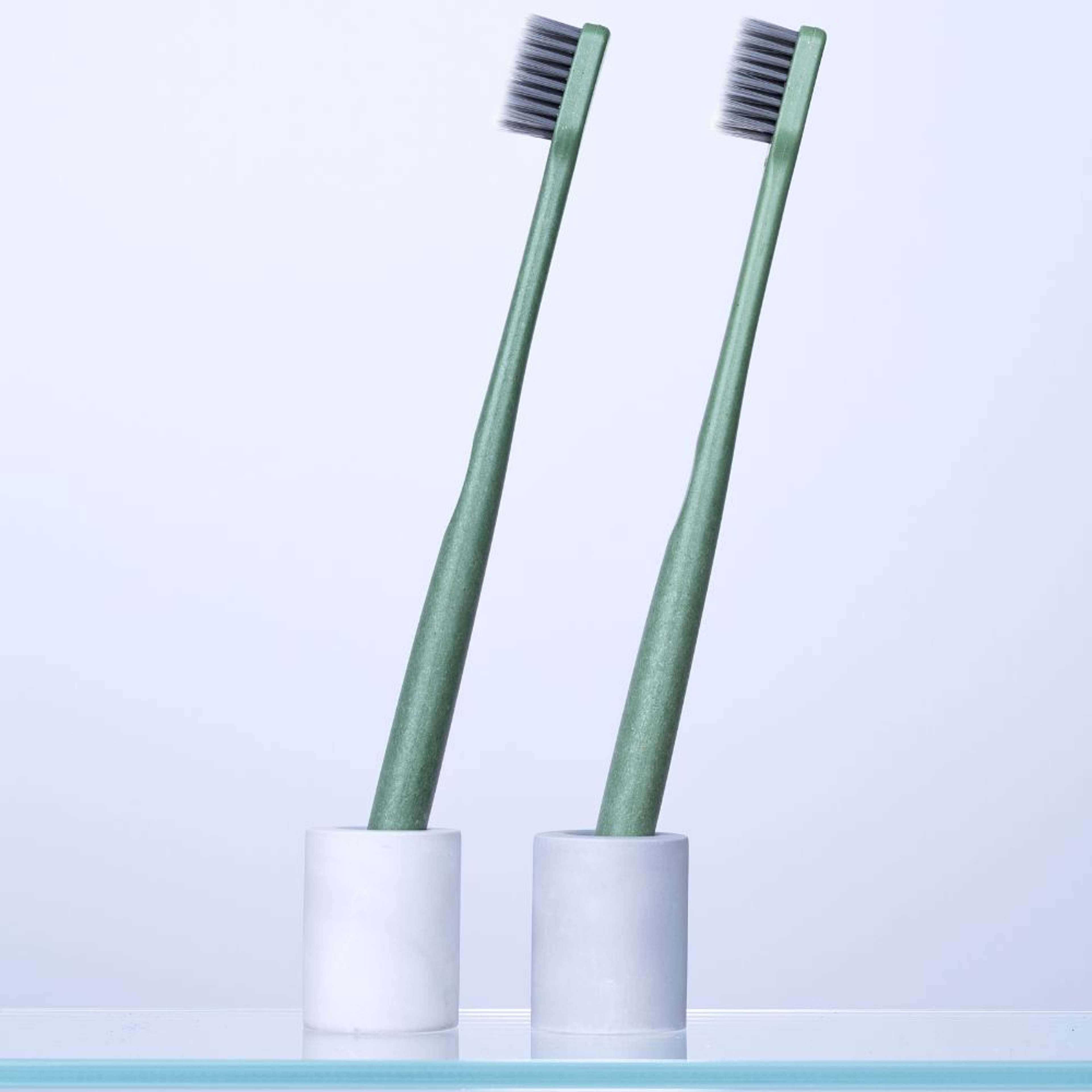 Essential Toothbrush Duo Kit, från Etinour, i färgen green. Klicka för att öppna bilden i stort format