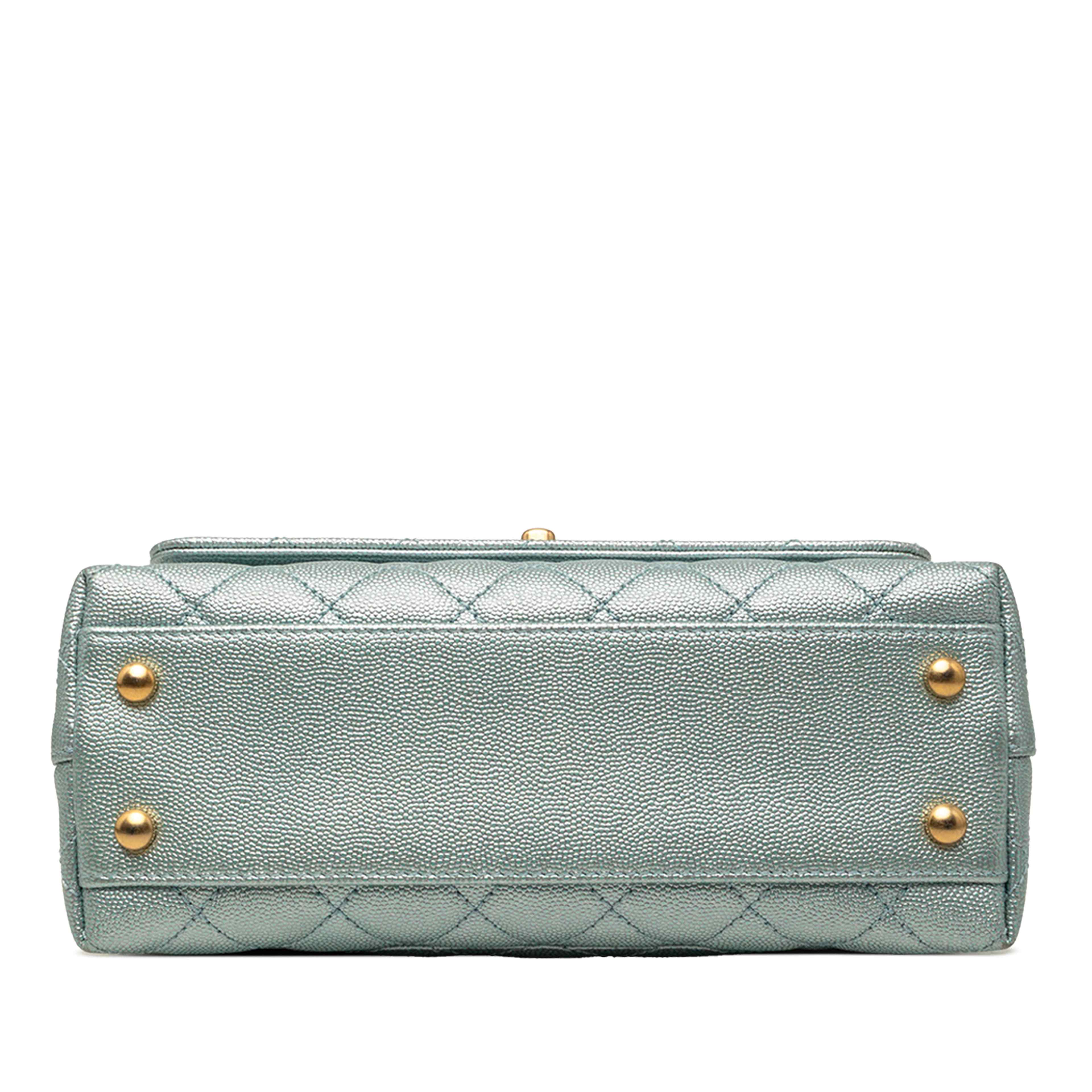Chanel Mini Metallic Caviar Coco Top Handle Bag, från Luxclusif, i färgen light blue. Klicka för att öppna bilden i stort format