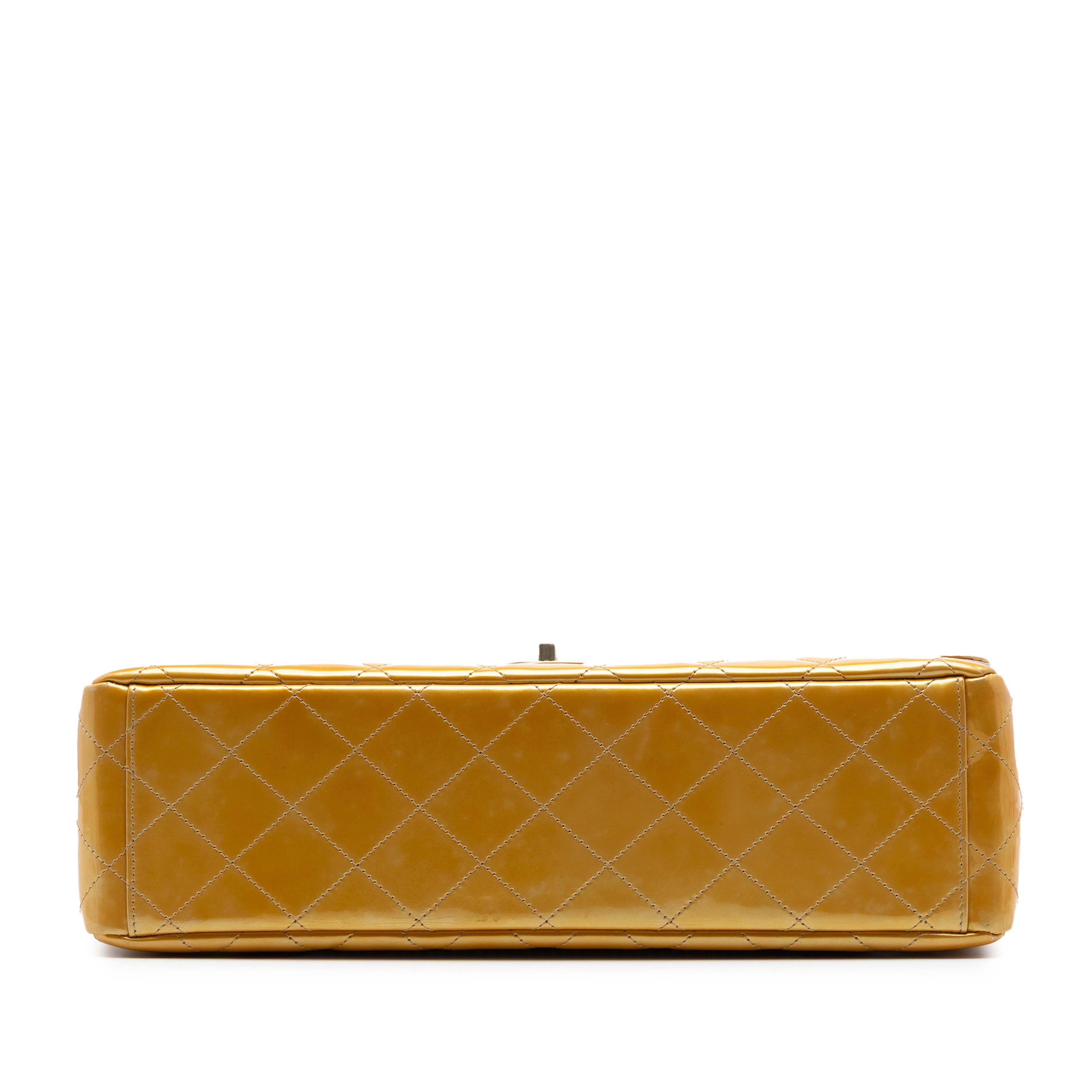 Chanel Maxi Classic Patent Single Flap, från Luxclusif, i färgen gold. Klicka för att öppna bilden i stort format
