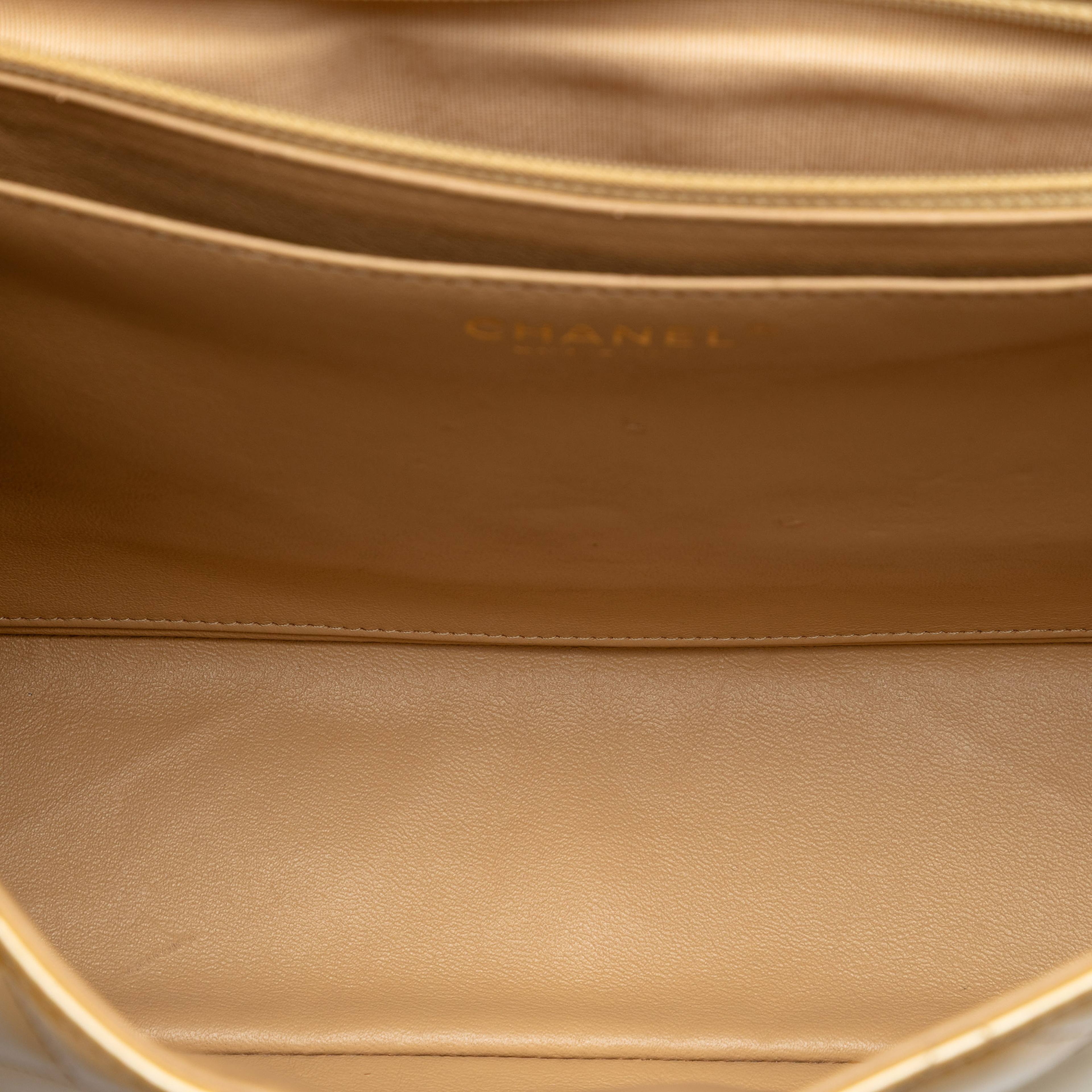 Chanel Maxi Classic Patent Single Flap, från Luxclusif, i färgen gold. Klicka för att öppna bilden i stort format