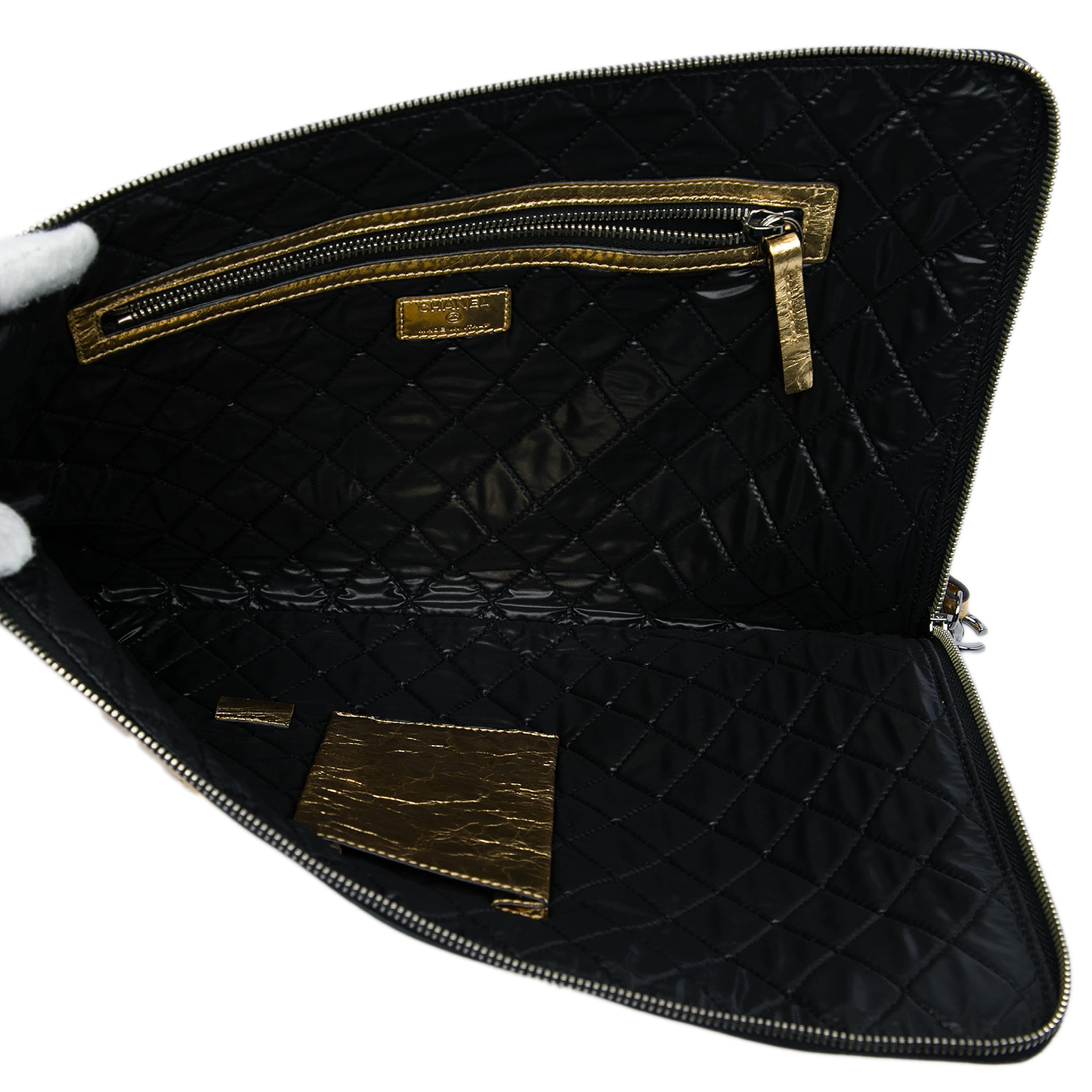 Chanel Metallic Crinkled Calfskin Feministe Mais Feminine Pouch, från Luxclusif, i färgen guld. Klicka för att öppna bilden i stort format
