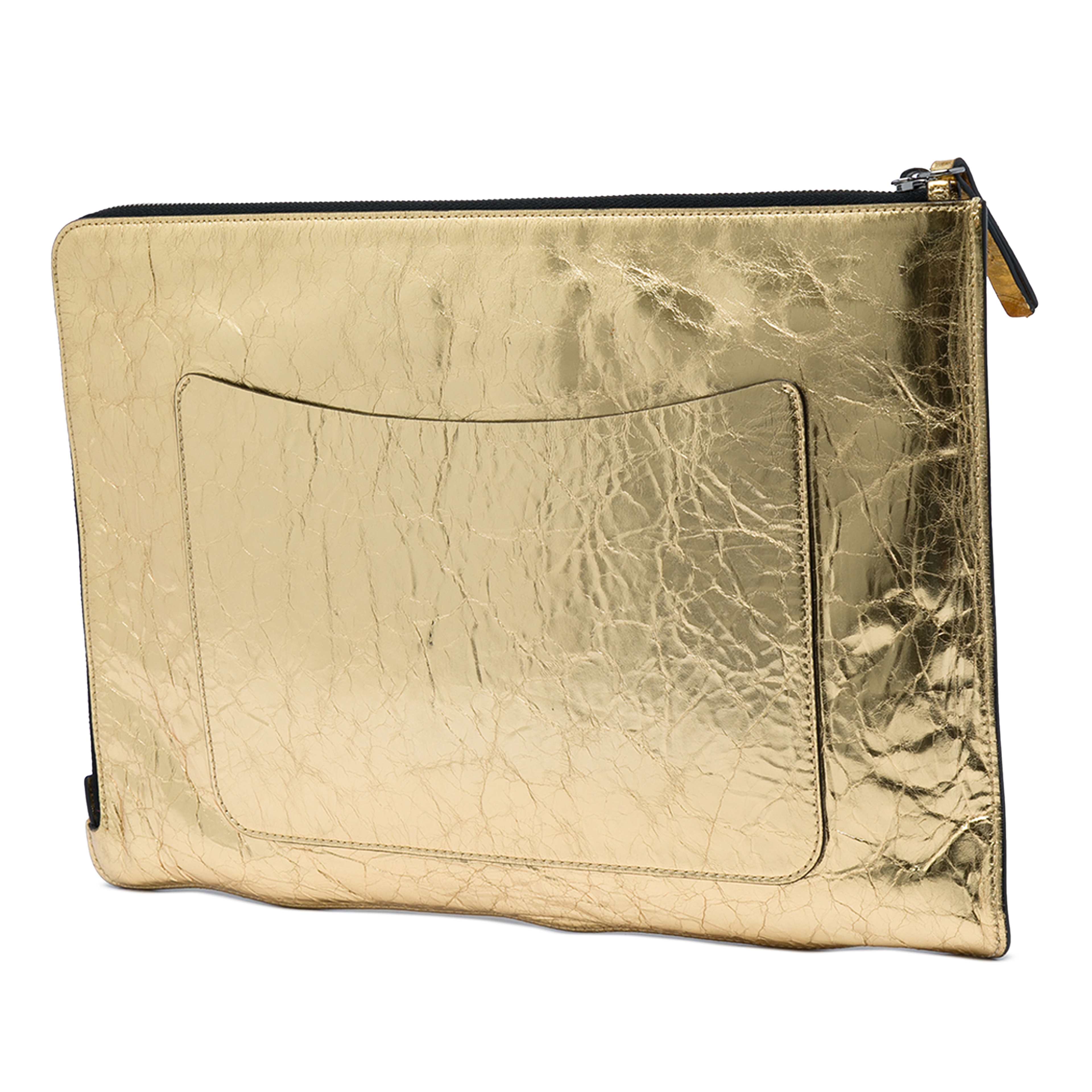 Chanel Metallic Crinkled Calfskin Feministe Mais Feminine Pouch, från Luxclusif, i färgen guld. Klicka för att öppna bilden i stort format