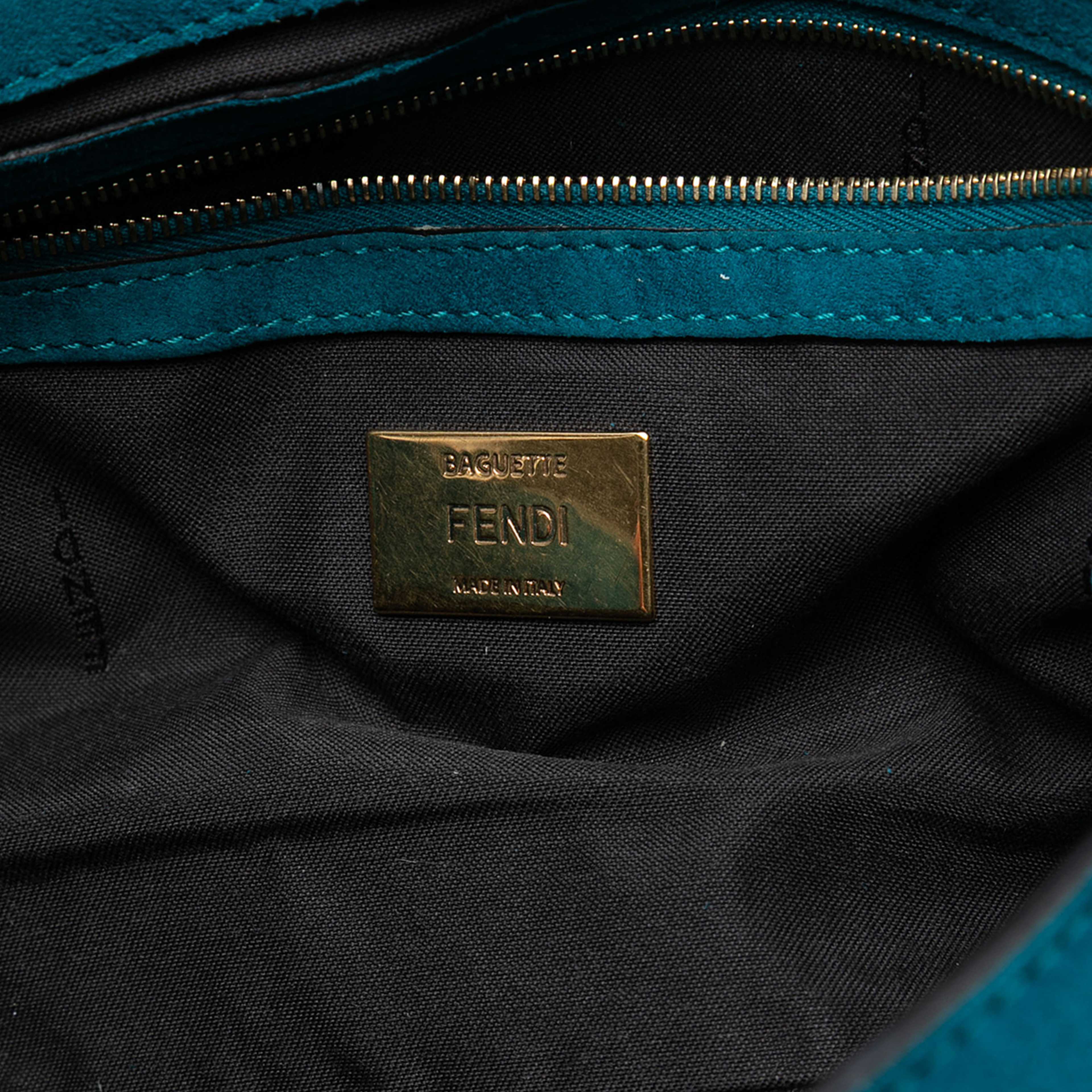 Fendi Large Suede Chamois Baguette Satchel, från Luxclusif, i färgen blue. Klicka för att öppna bilden i stort format