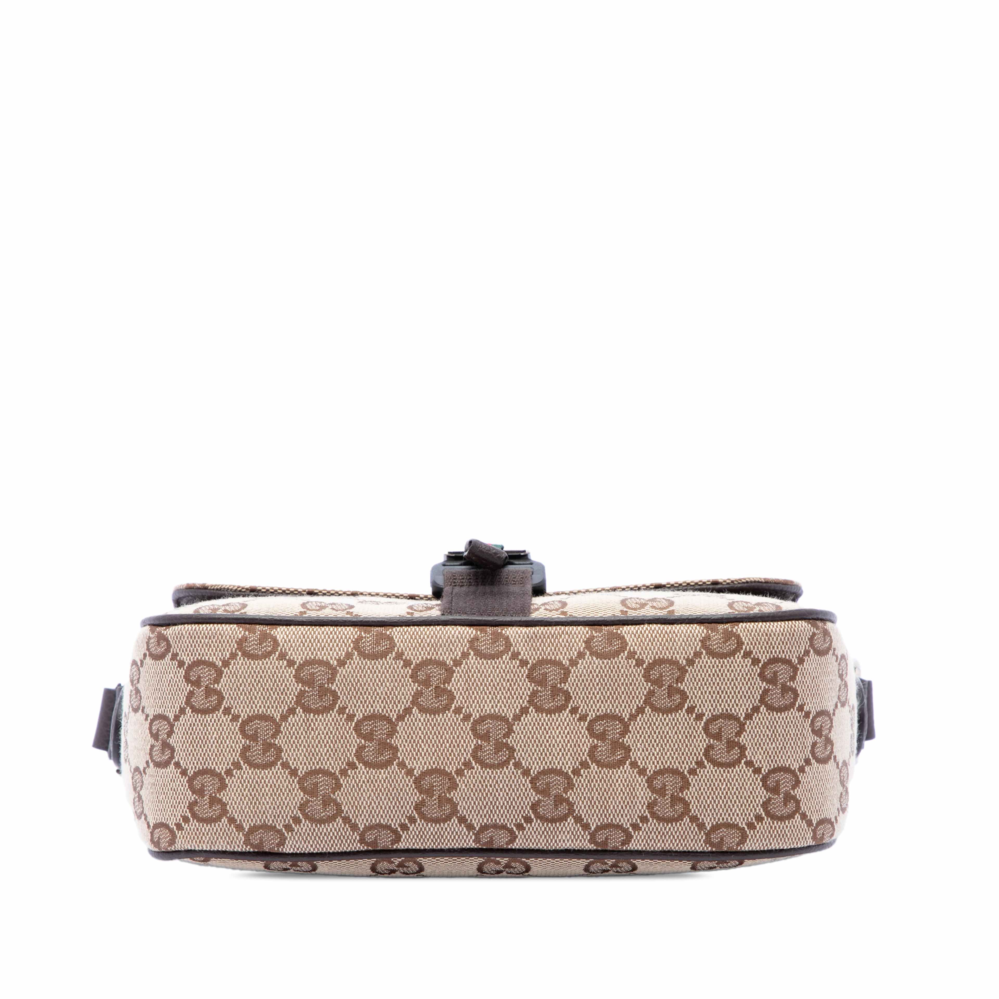 Gucci Gg Canvas Web Buckle Flap Crossbody, från Luxclusif, i färgen beige. Klicka för att öppna bilden i stort format