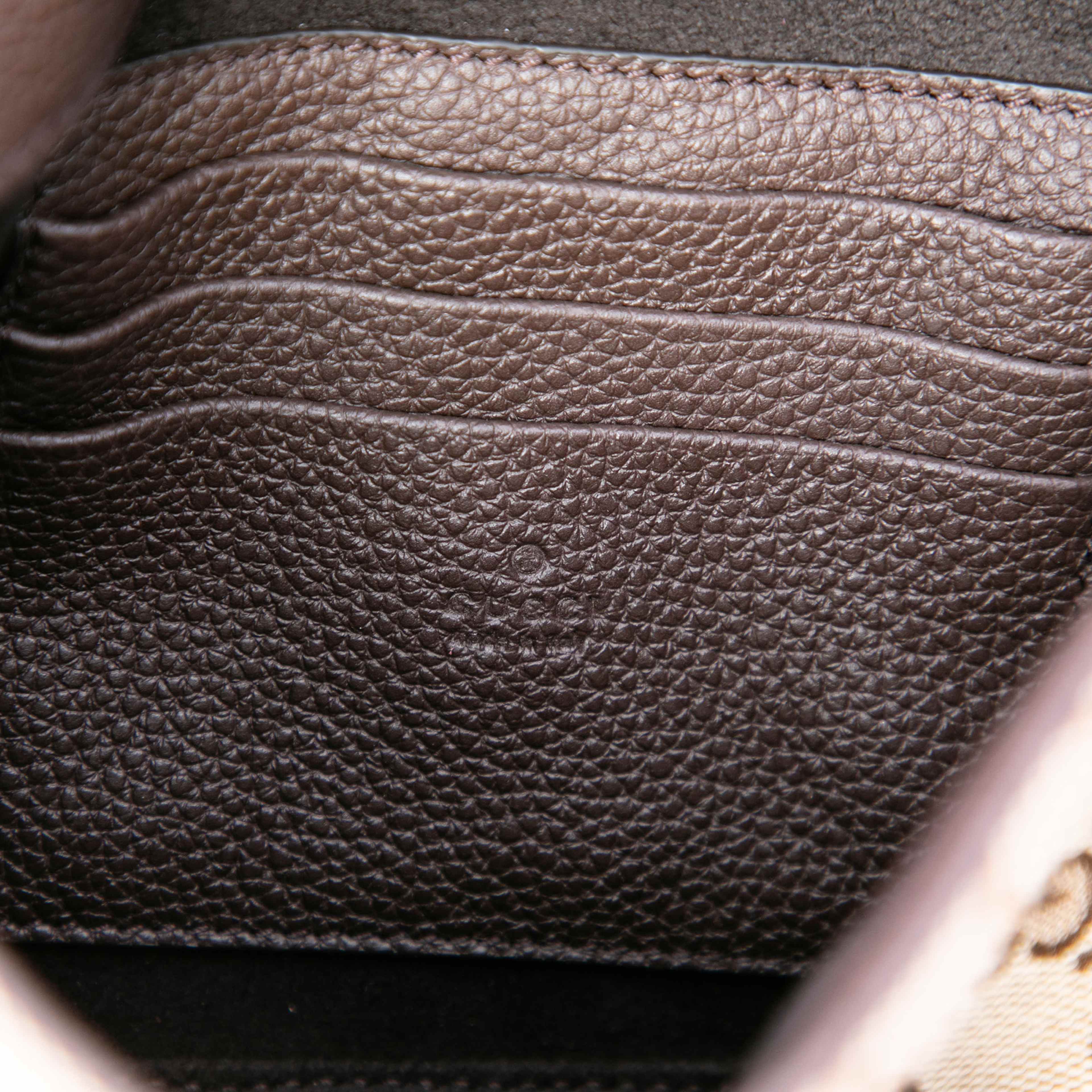 Gucci Gg Canvas Web Buckle Flap Crossbody, från Luxclusif, i färgen beige. Klicka för att öppna bilden i stort format