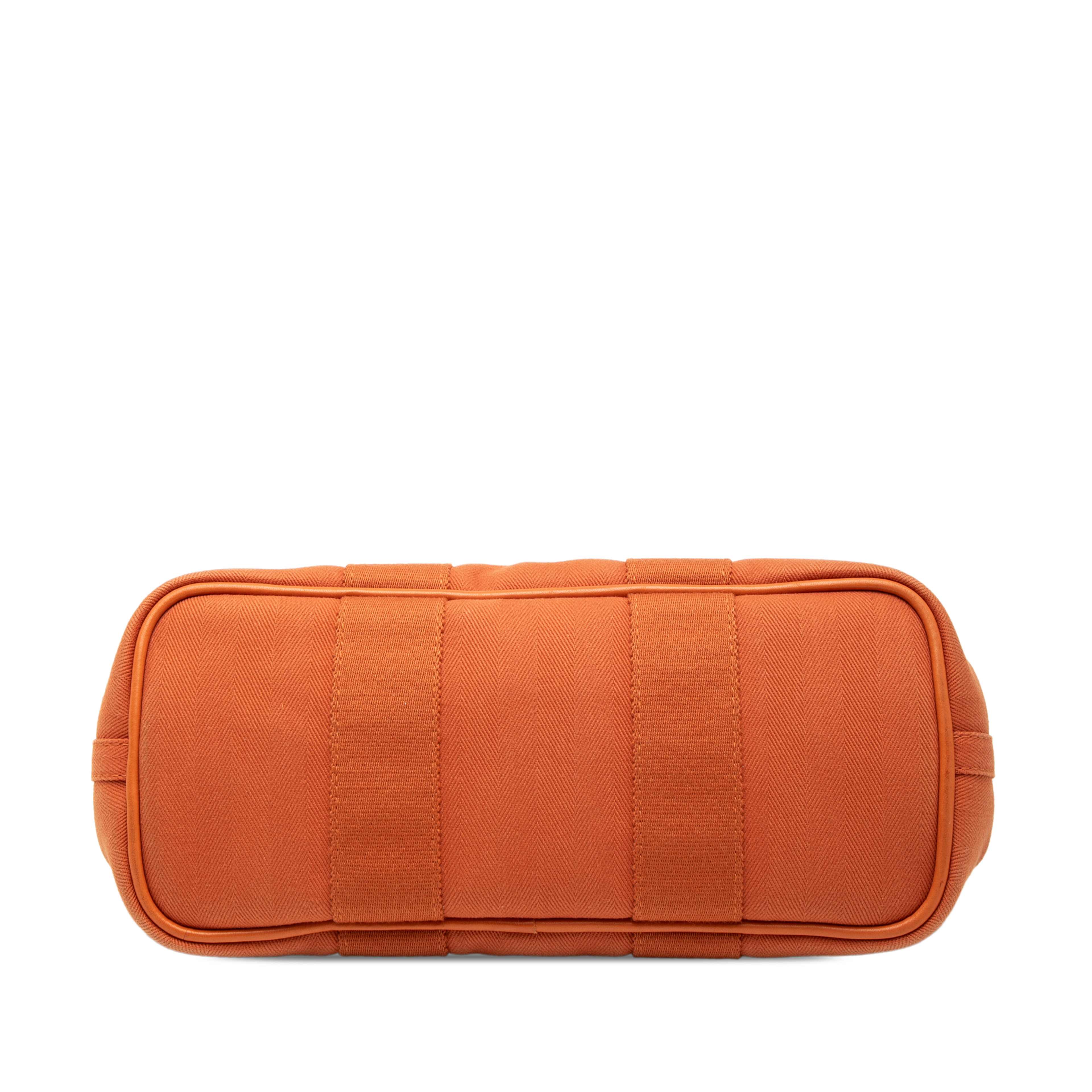 Hermès Toile And Swift Valparaiso Pm, från Luxclusif, i färgen orange. Klicka för att öppna bilden i stort format
