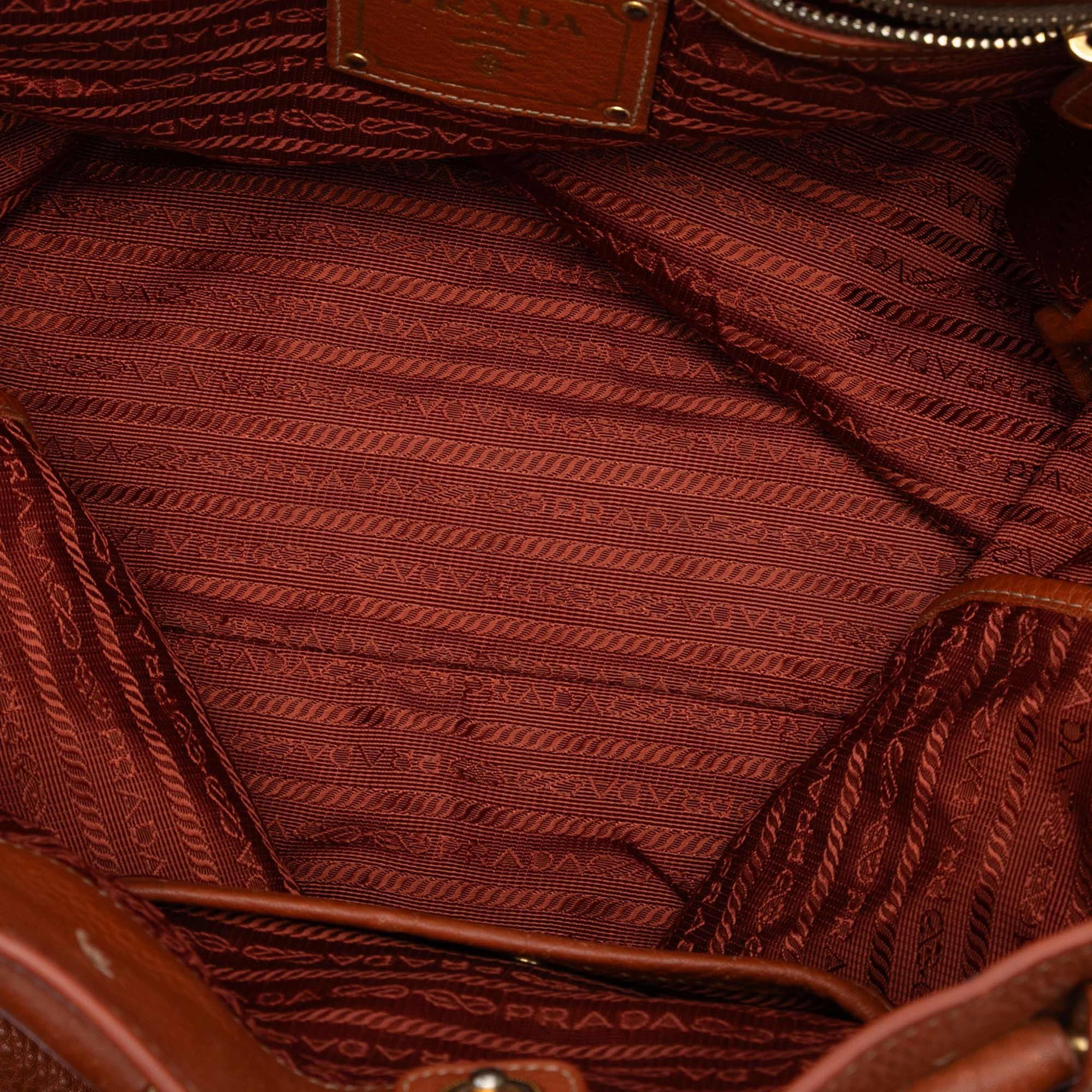 Prada Vitello Daino Open Convertible Tote, från Luxclusif, i färgen brown. Klicka för att öppna bilden i stort format