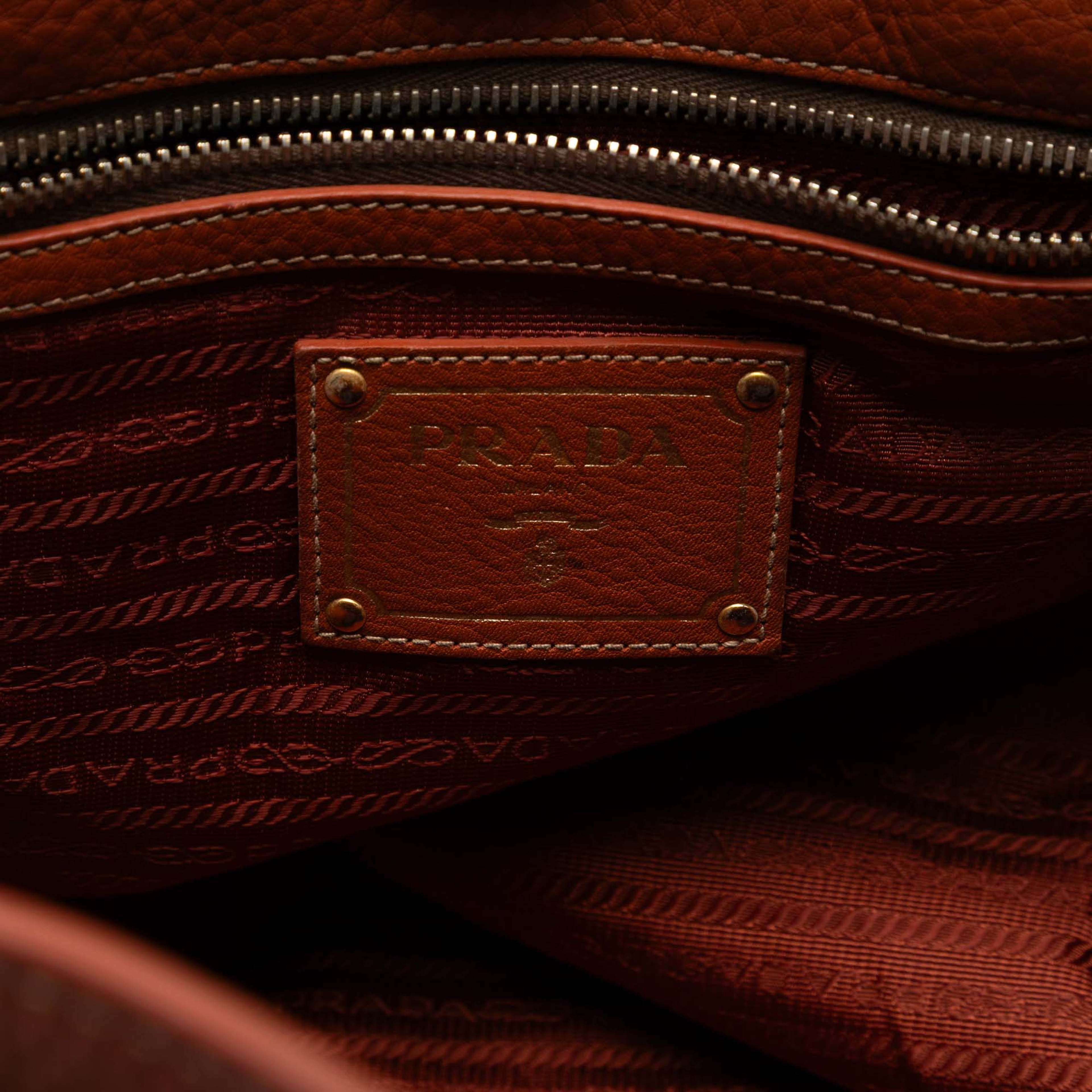 Prada Vitello Daino Open Convertible Tote, från Luxclusif, i färgen brown. Klicka för att öppna bilden i stort format