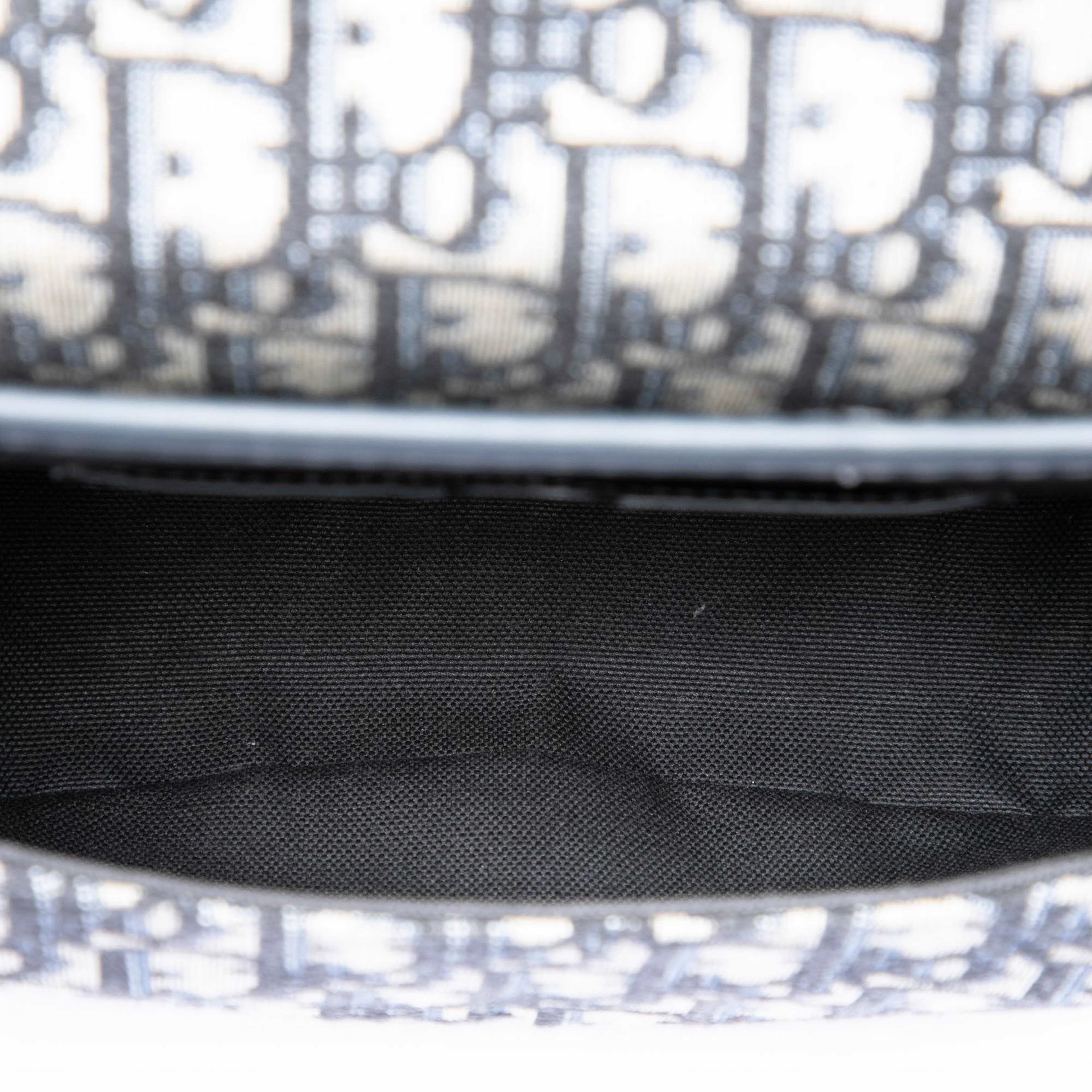 Dior Medium Oblique Canvas Bobby Crossbody, från Luxclusif, i färgen navy. Klicka för att öppna bilden i stort format