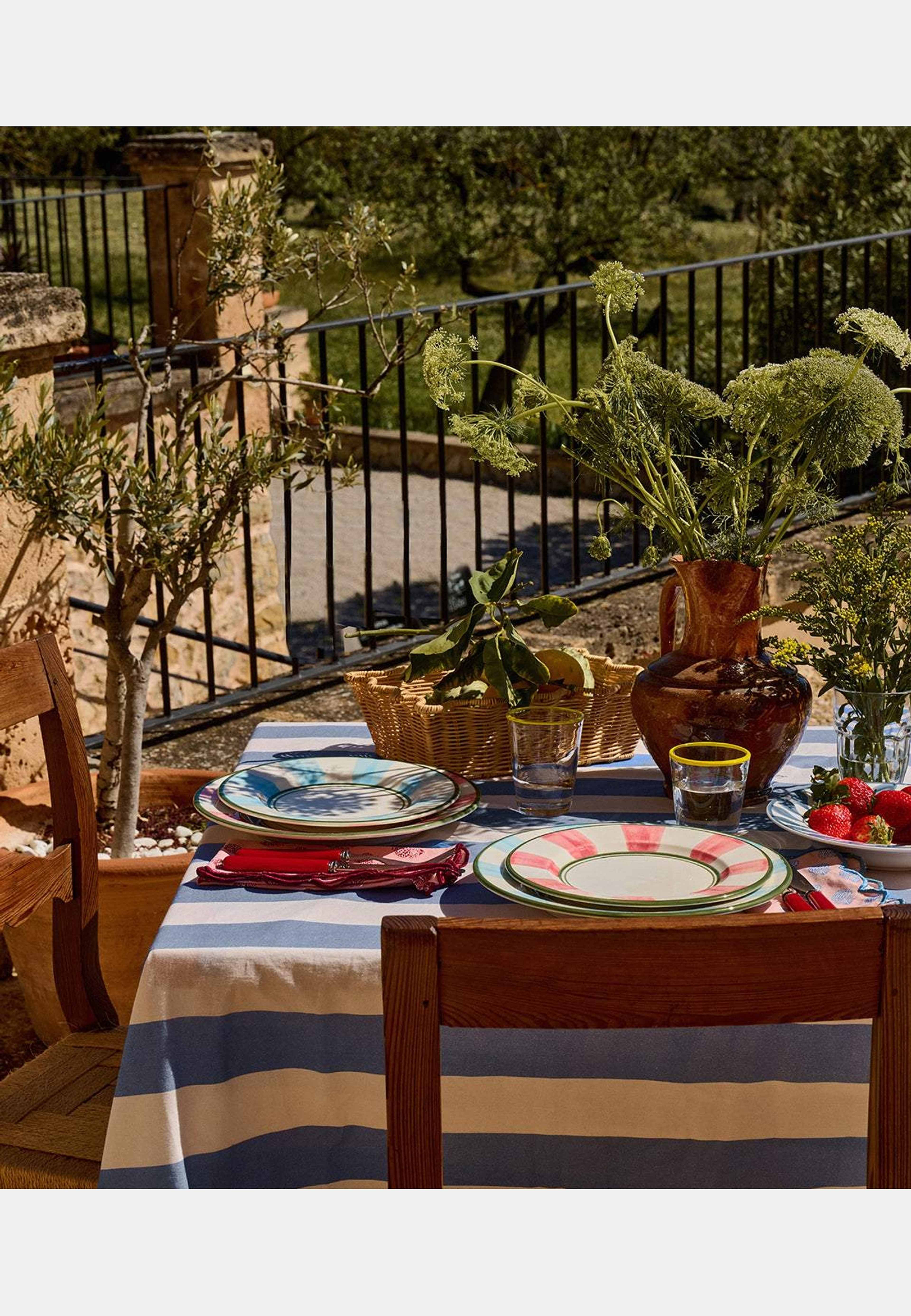 Circus Tallrik - 28 Cm, från Pick A Poppy, i färgen blue. Klicka för att öppna bilden i stort format