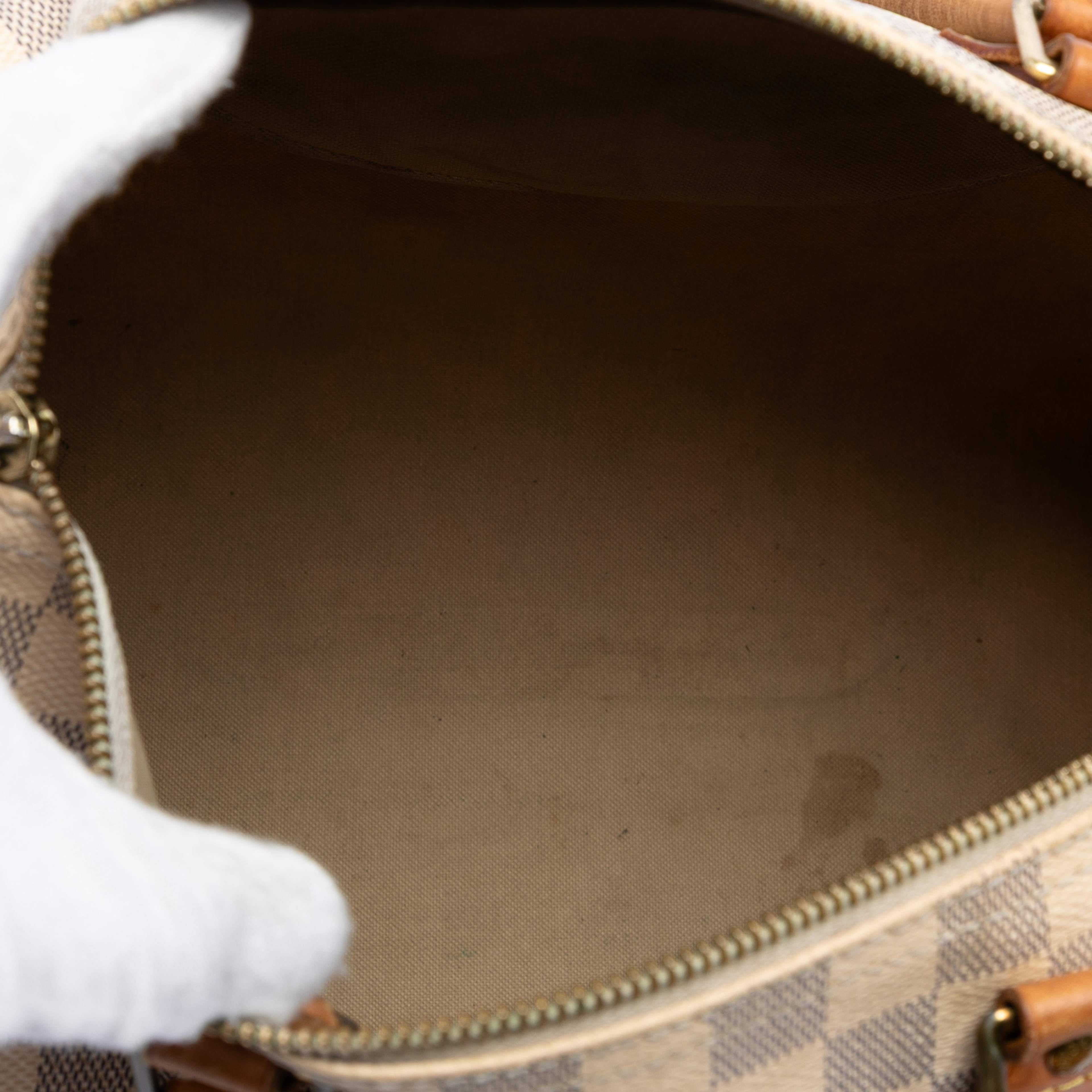 Louis Vuitton Damier Azur Speedy 30, från Luxclusif, i färgen white. Klicka för att öppna bilden i stort format