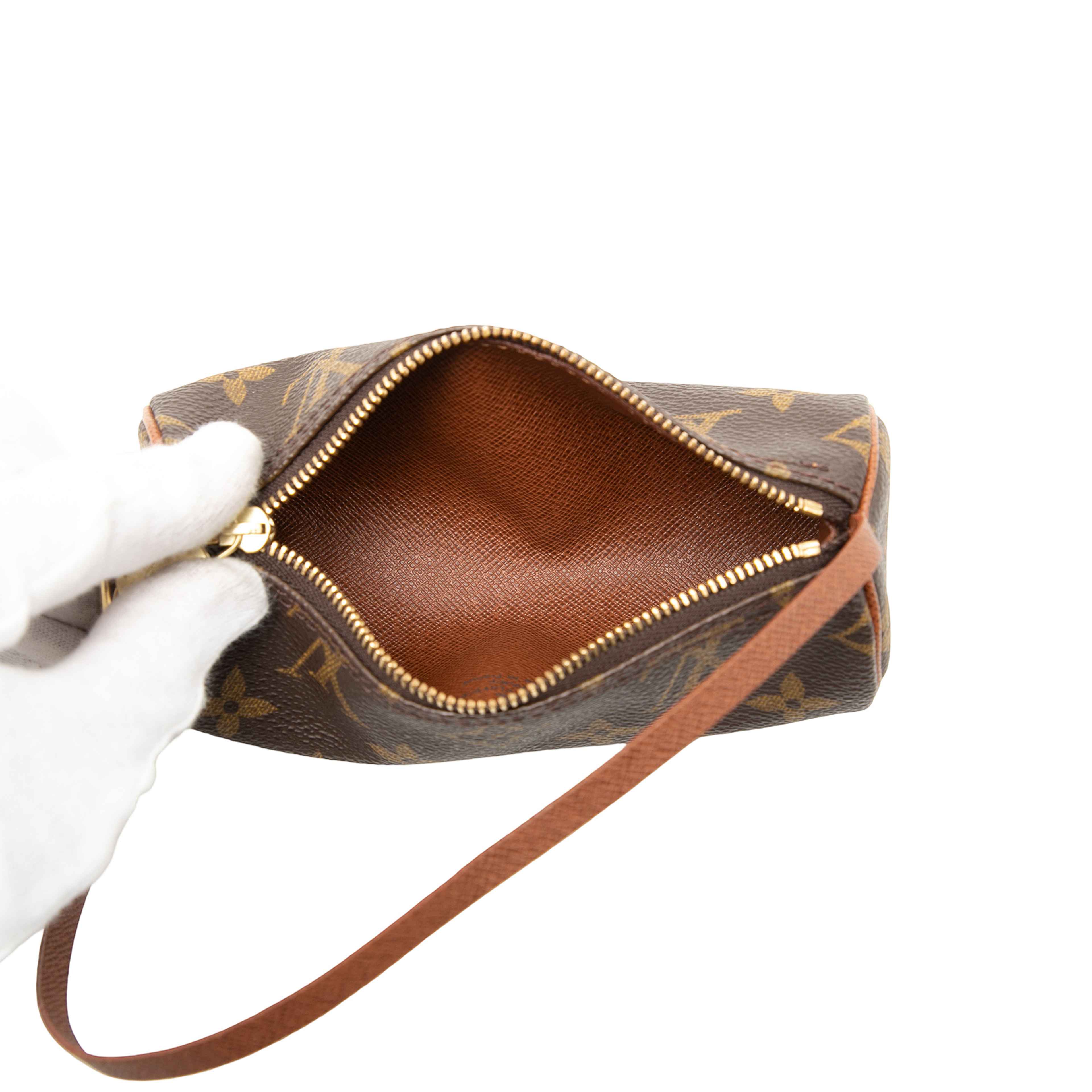 Louis Vuitton Monogram Papillon Pochette, från Luxclusif, i färgen brown. Klicka för att öppna bilden i stort format