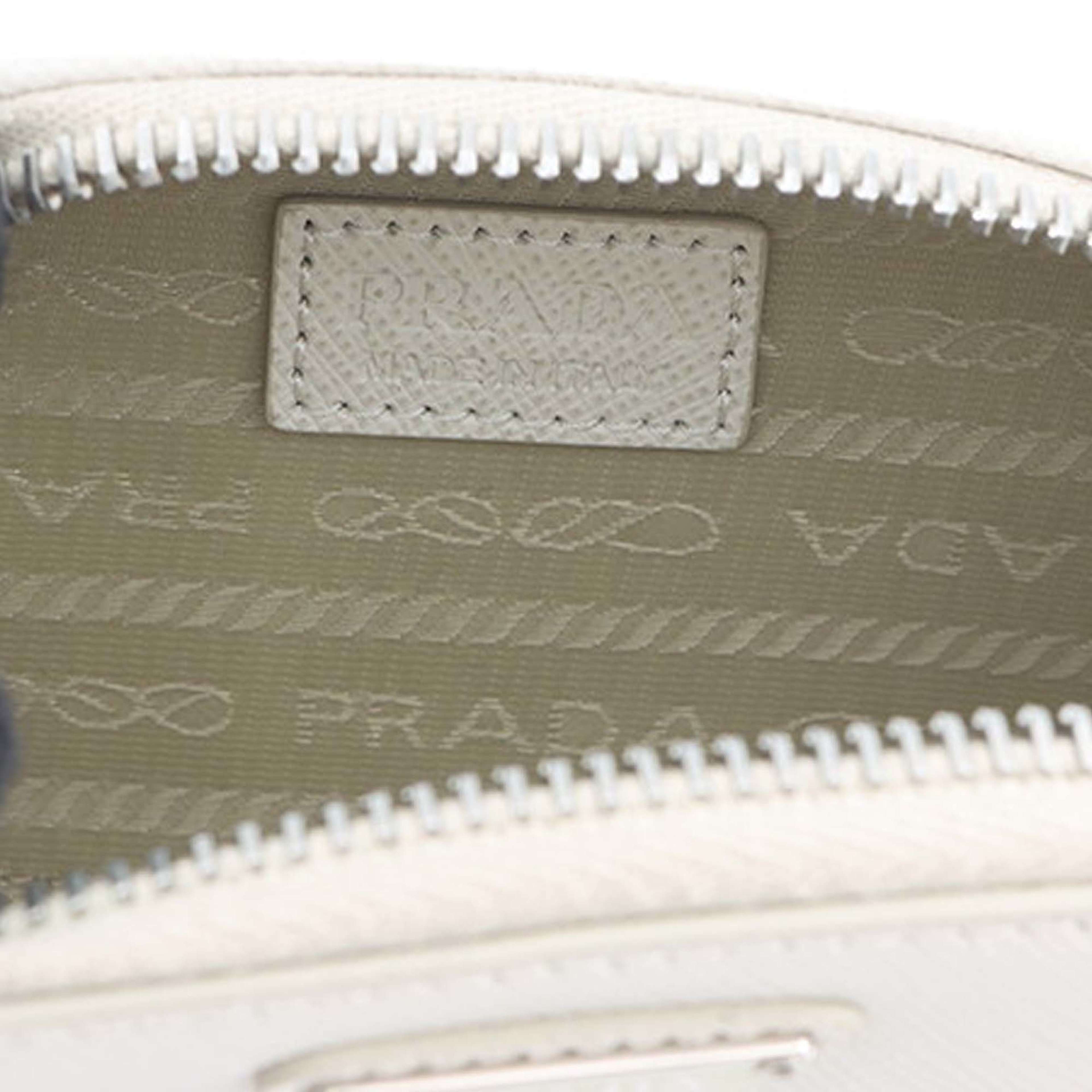 Prada Mini Saffiano Pouch Crossbody, från Luxclusif, i färgen ivory. Klicka för att öppna bilden i stort format