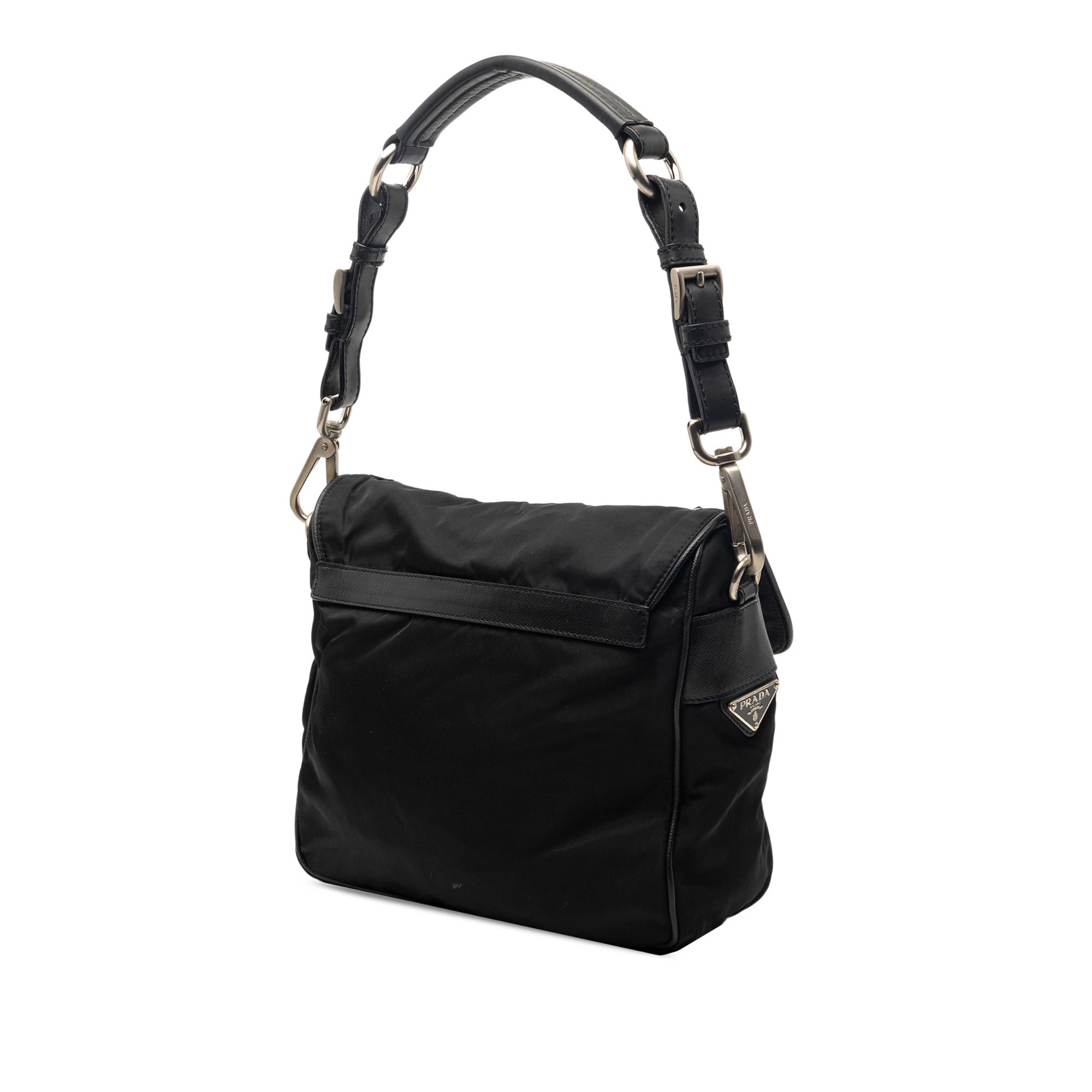 Prada Saffiano Trimmed Tessuto Shoulder Bag, från Luxclusif, i färgen svart. Klicka för att öppna bilden i stort format