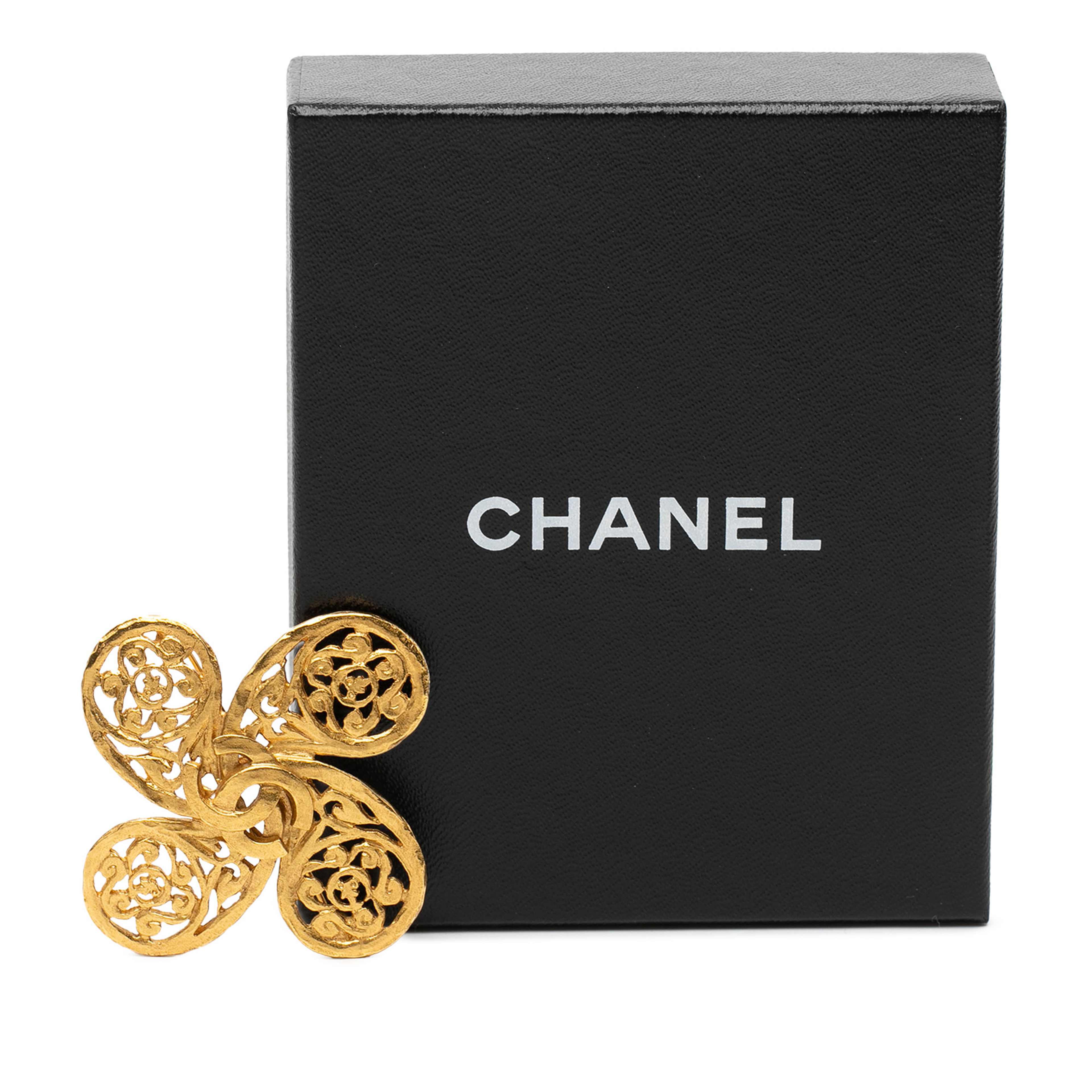 Chanel Gold Plated Cc Fretwork Clover Brooch, från Luxclusif, i färgen guld. Klicka för att öppna bilden i stort format