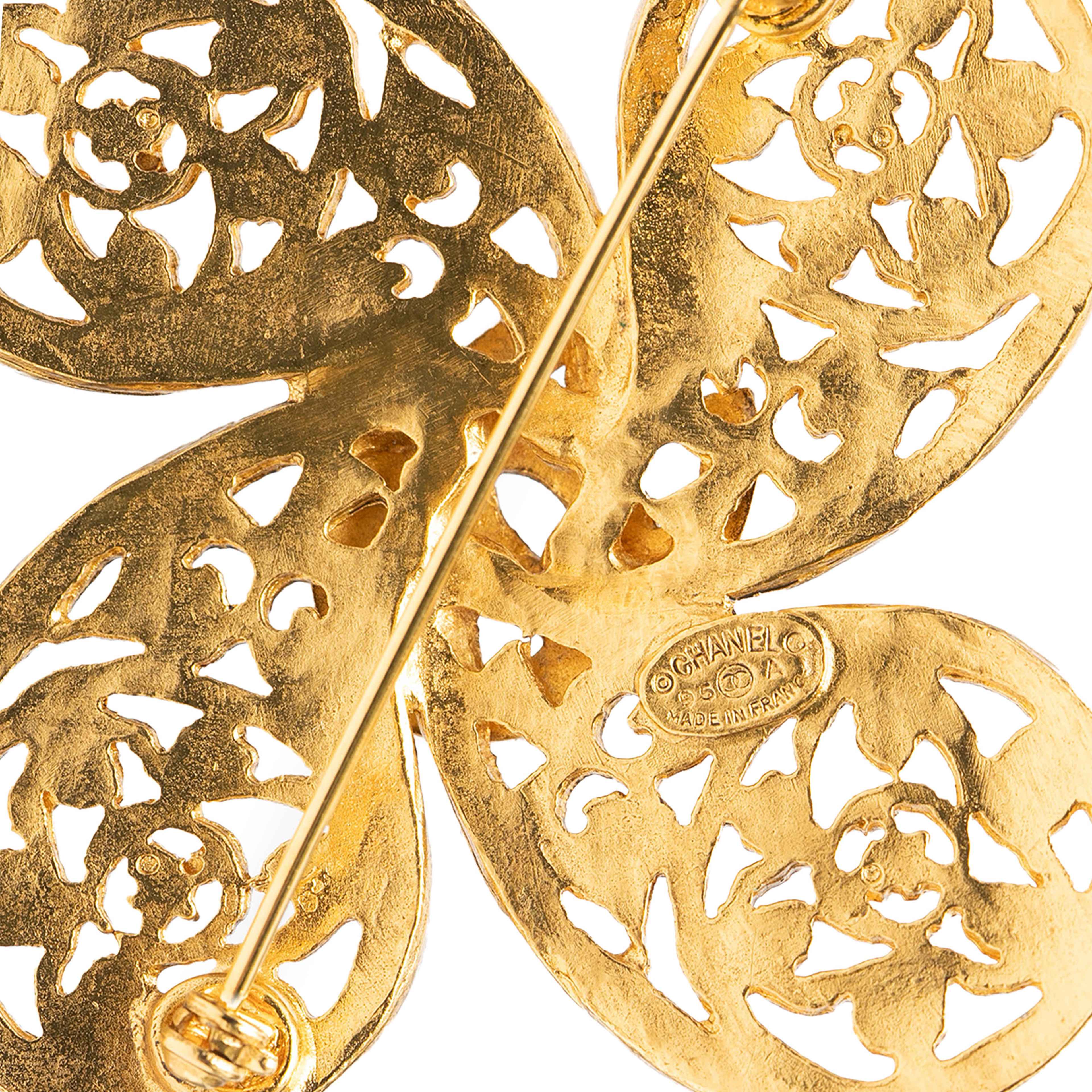 Chanel Gold Plated Cc Fretwork Clover Brooch, från Luxclusif, i färgen guld. Klicka för att öppna bilden i stort format