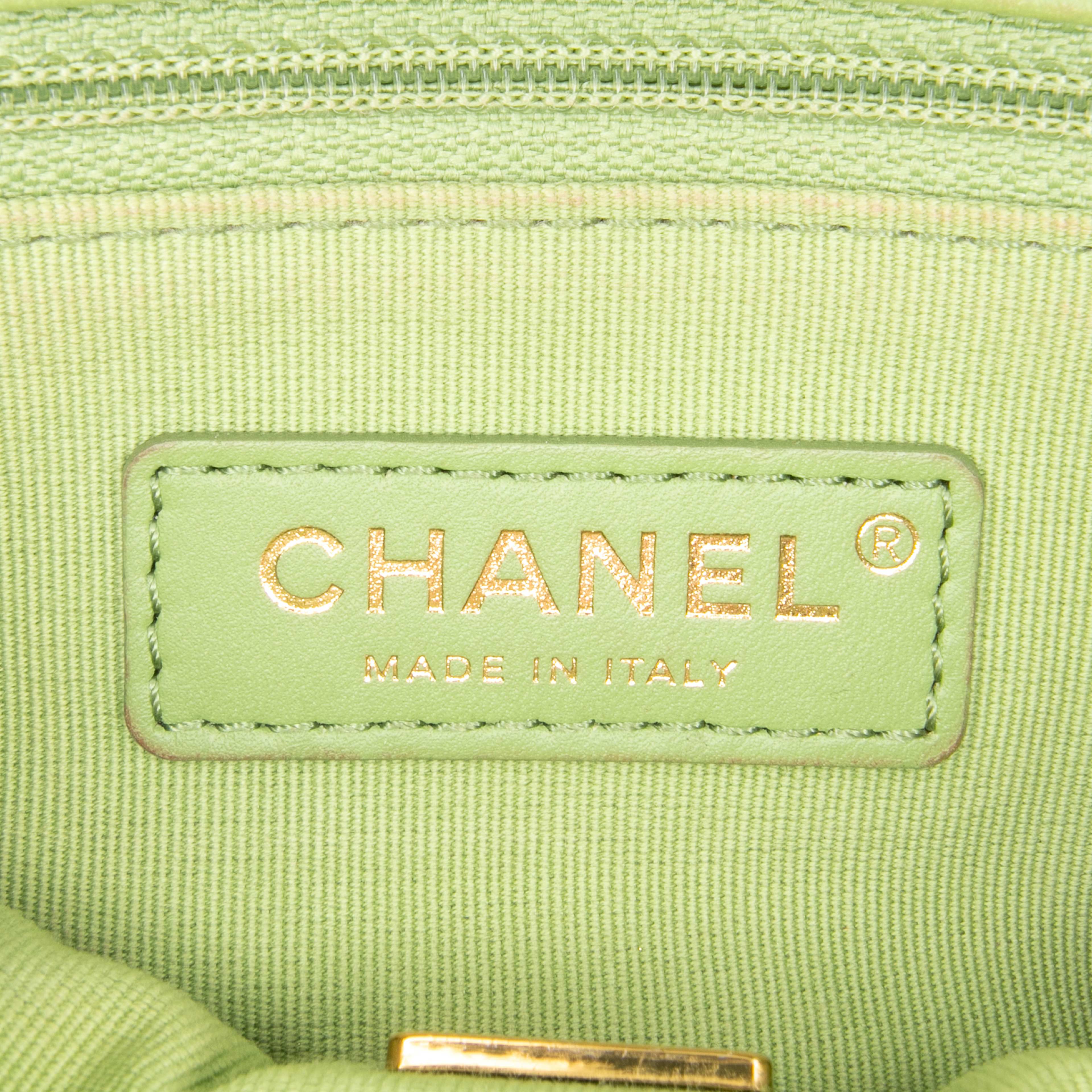Chanel Quilted Lambskin Double Cc Chain Around Flap, från Luxclusif, i färgen light green. Klicka för att öppna bilden i stort format