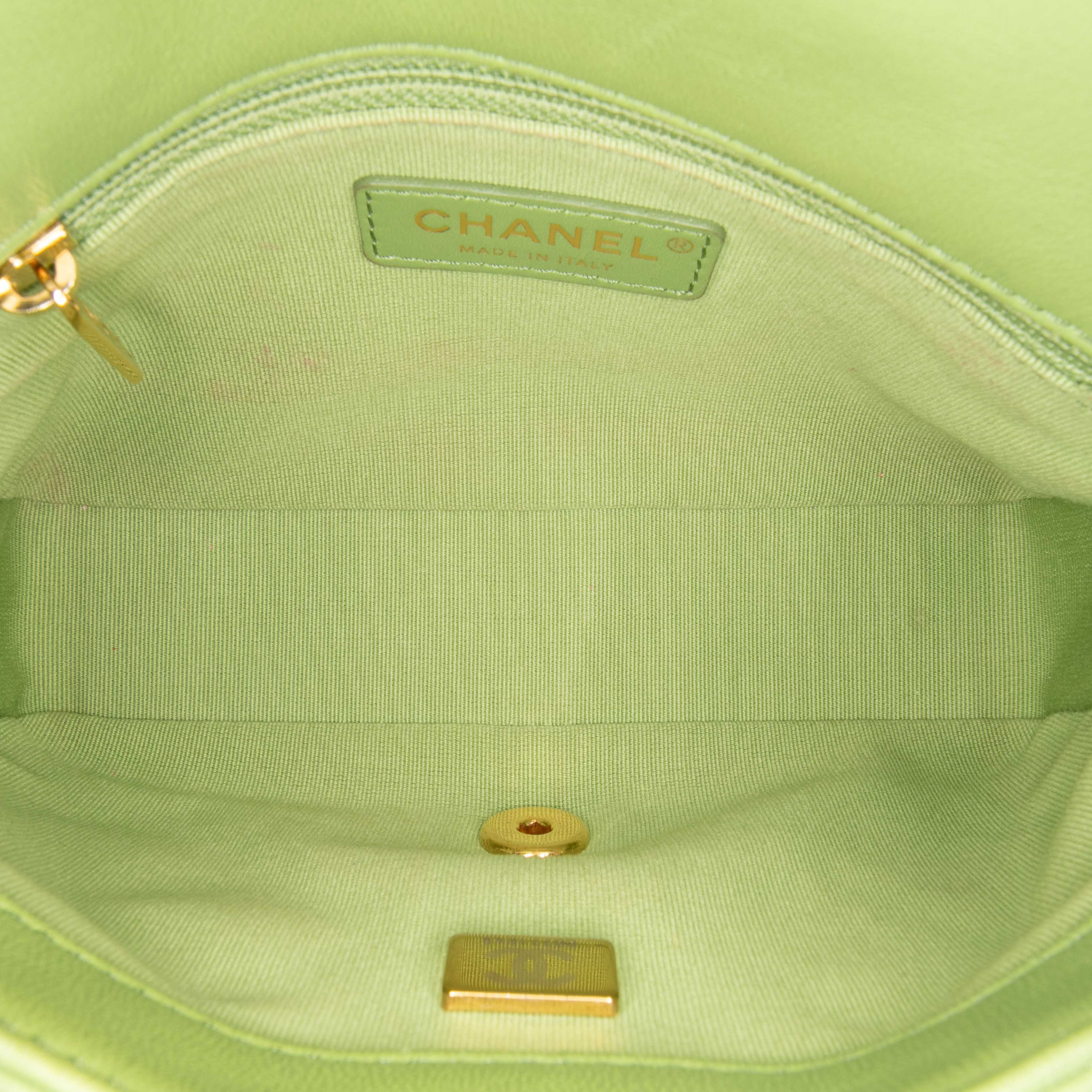 Chanel Quilted Lambskin Double Cc Chain Around Flap, från Luxclusif, i färgen light green. Klicka för att öppna bilden i stort format