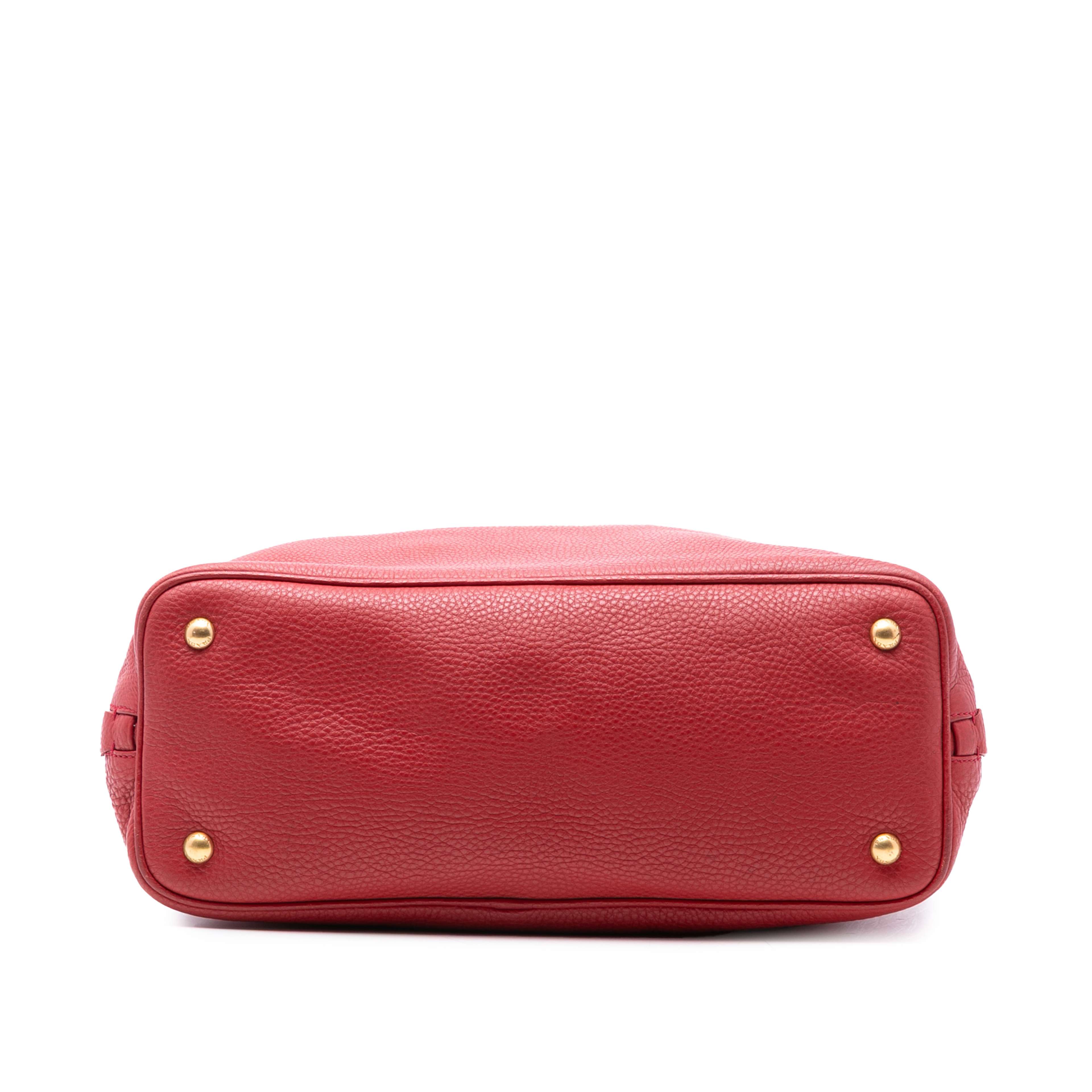 Prada Vitello Daino Side Zip Shopper Tote, från Luxclusif, i färgen röd. Klicka för att öppna bilden i stort format