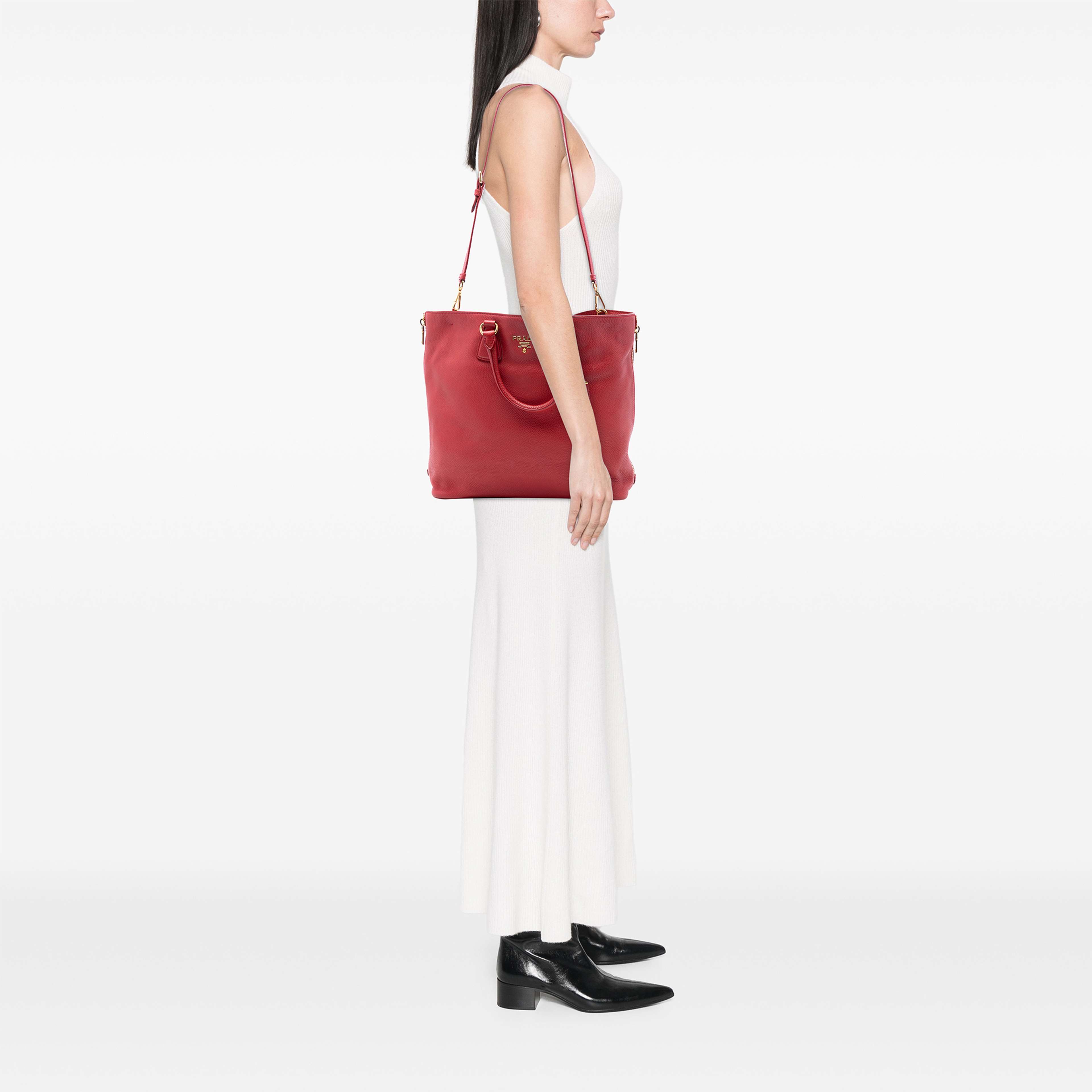 Prada Vitello Daino Side Zip Shopper Tote, från Luxclusif, i färgen röd. Klicka för att öppna bilden i stort format
