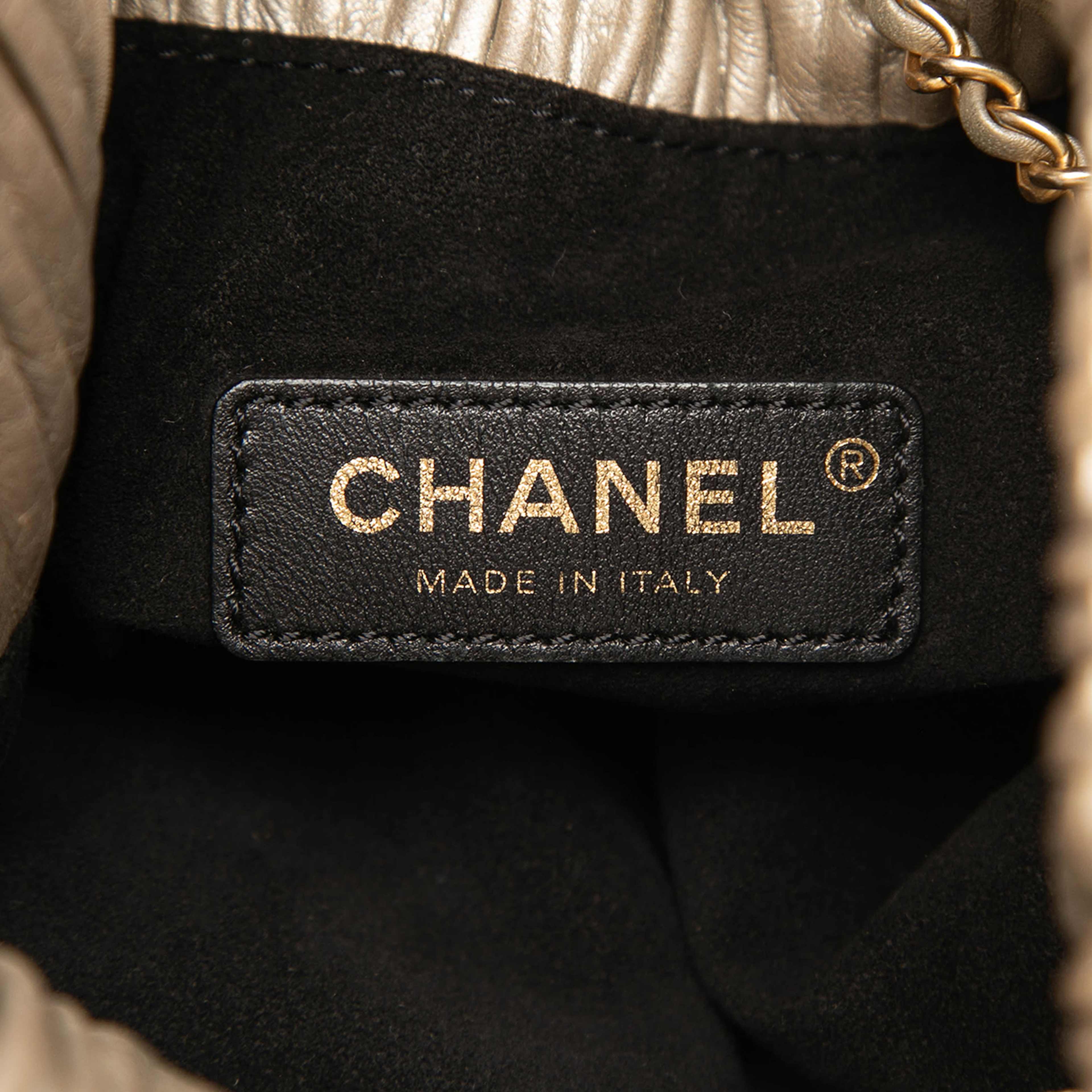 Chanel Small Metallic Calfskin Coco Pleats Drawstring Backpack, från Luxclusif, i färgen gold. Klicka för att öppna bilden i stort format
