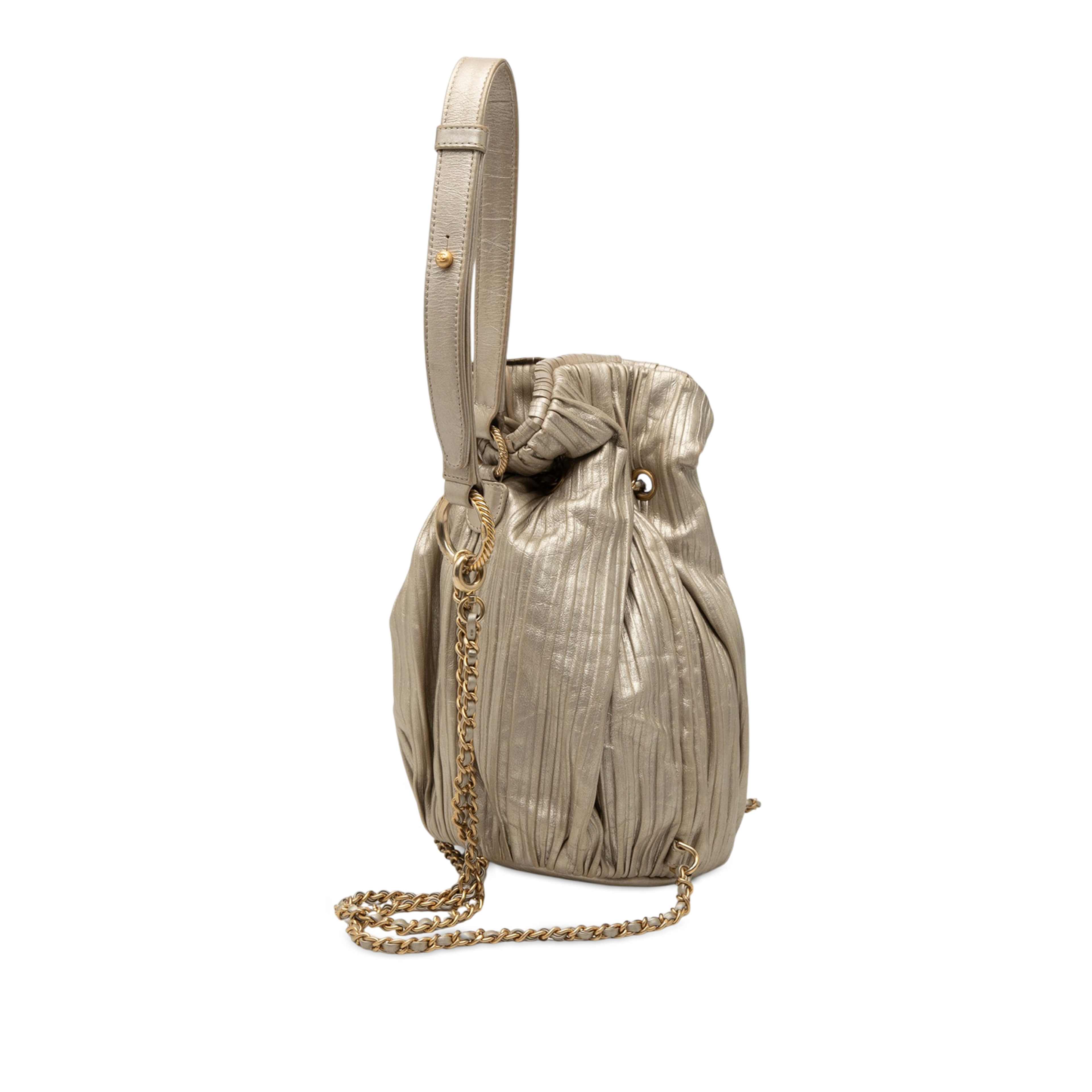 Chanel Small Metallic Calfskin Coco Pleats Drawstring Backpack, från Luxclusif, i färgen guld. Klicka för att öppna bilden i stort format