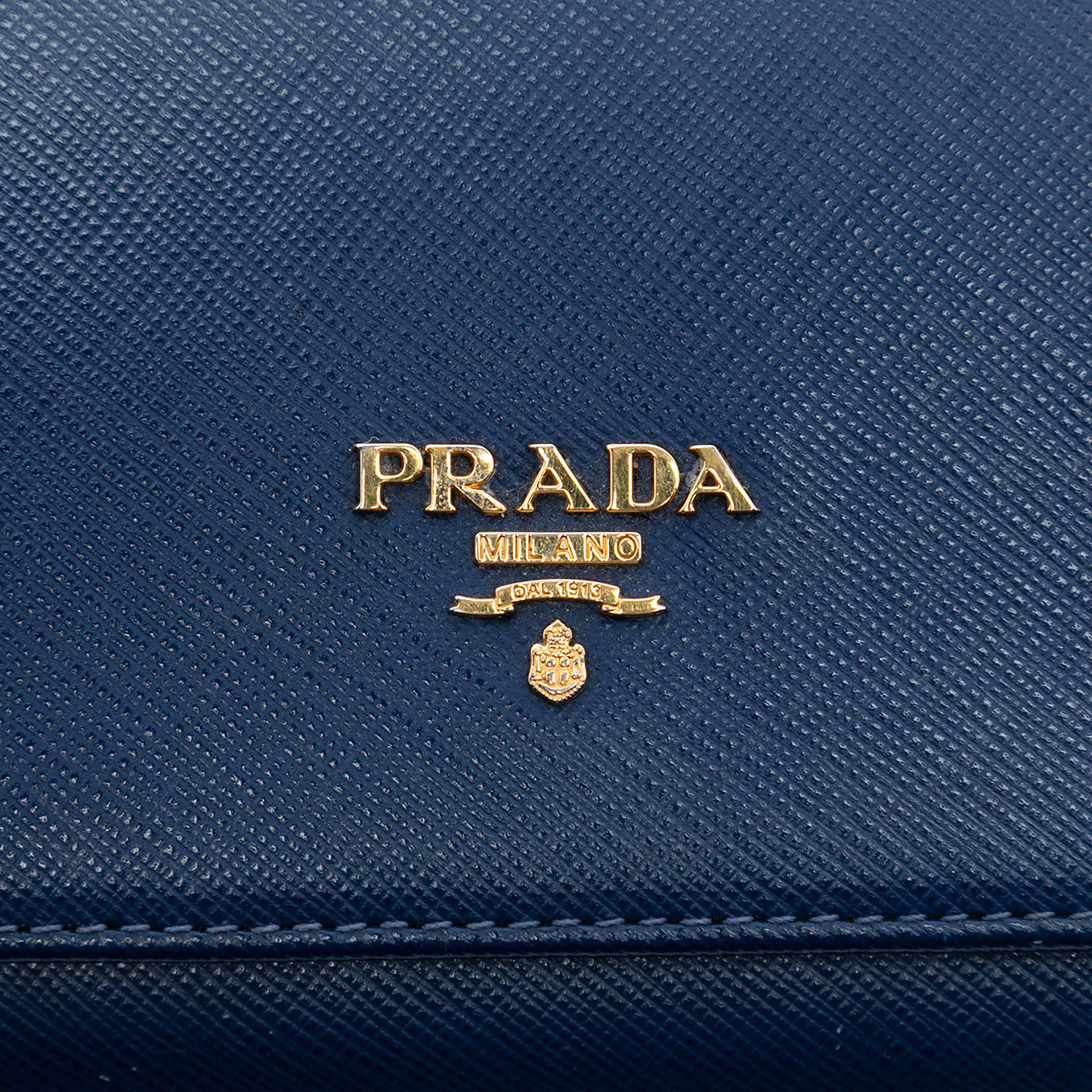 Prada Saffiano Wallet On Chain, från Luxclusif, i färgen blue. Klicka för att öppna bilden i stort format