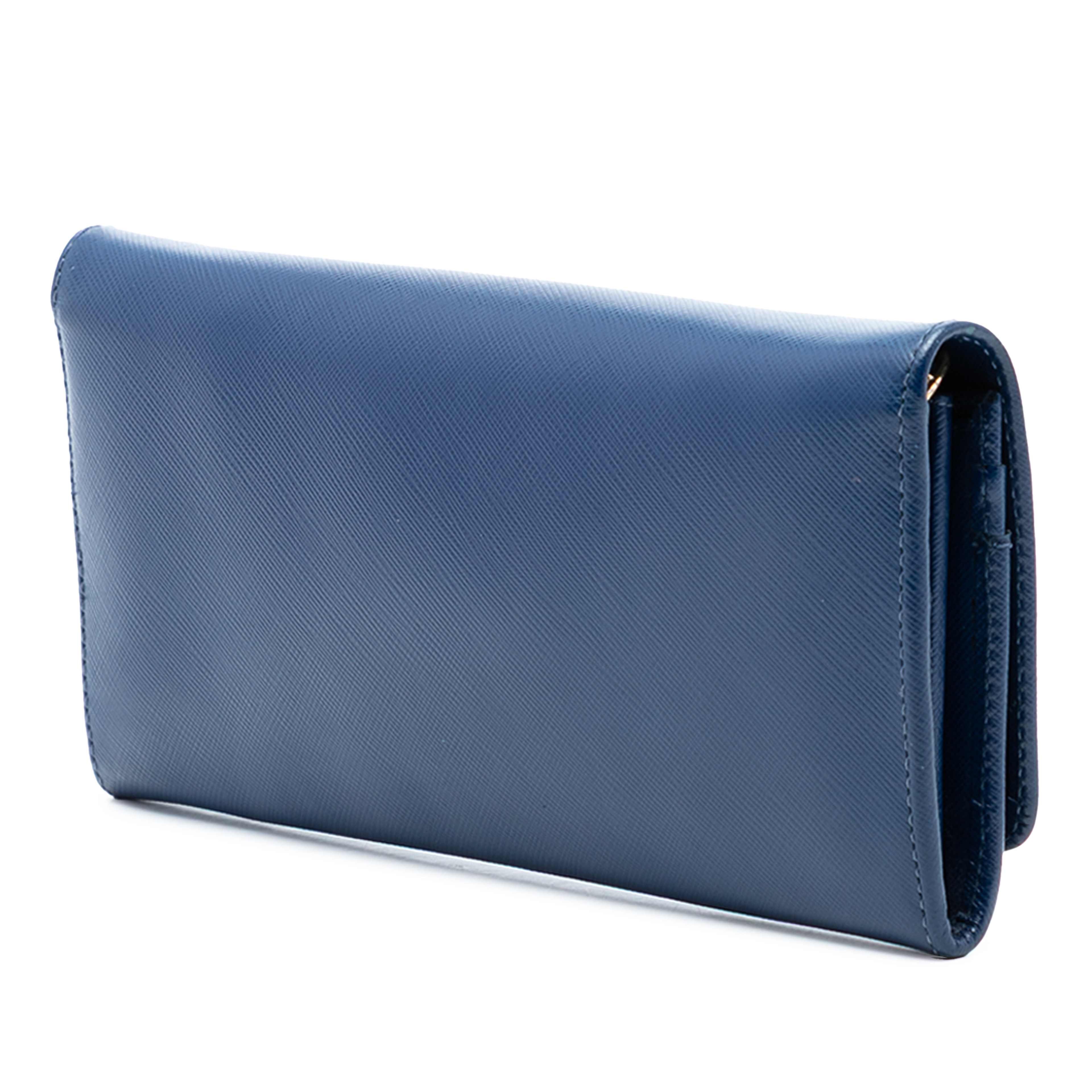 Prada Saffiano Wallet On Chain, från Luxclusif, i färgen blue. Klicka för att öppna bilden i stort format