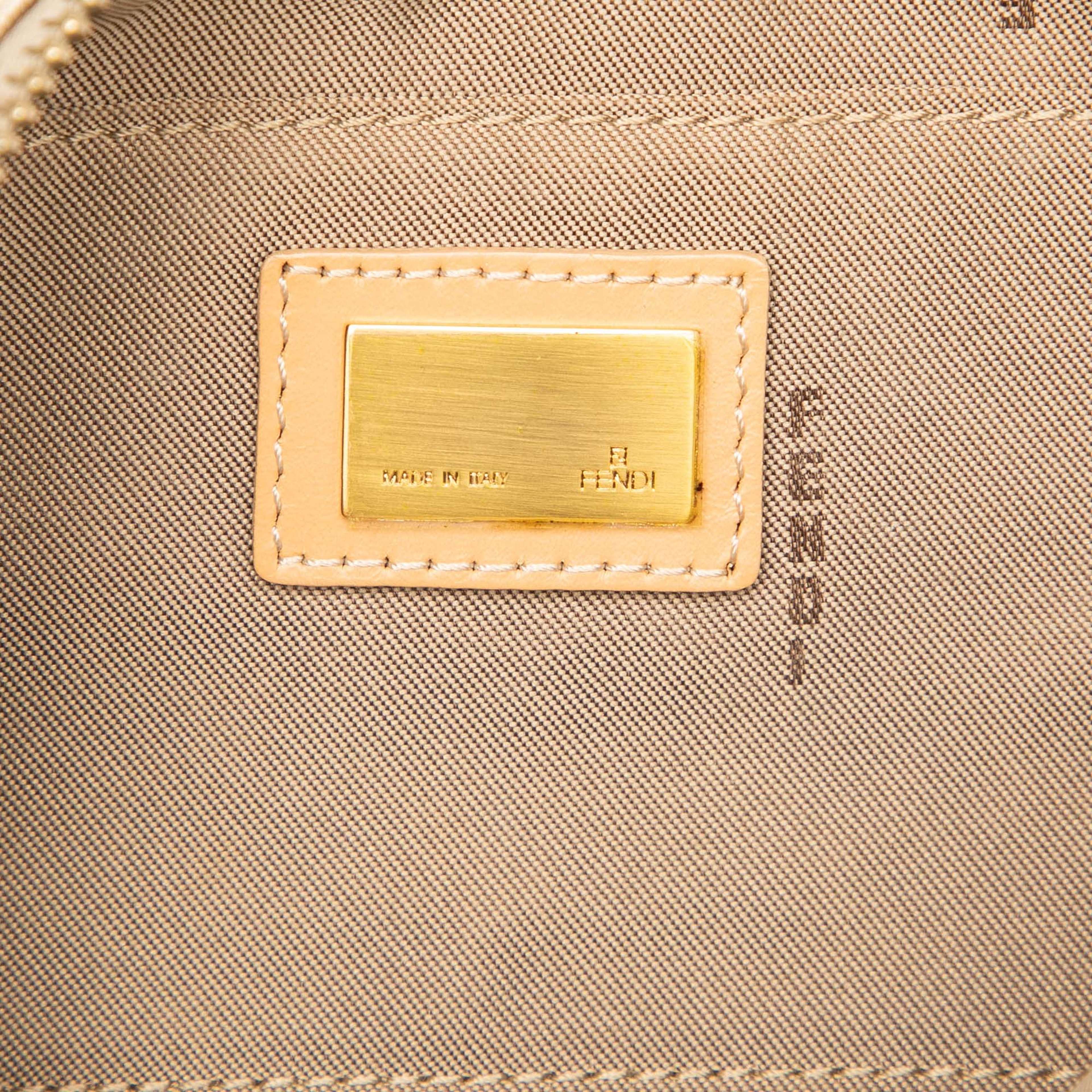 Fendi Zucchino Canvas Pochette, från Luxclusif, i färgen light beige. Klicka för att öppna bilden i stort format
