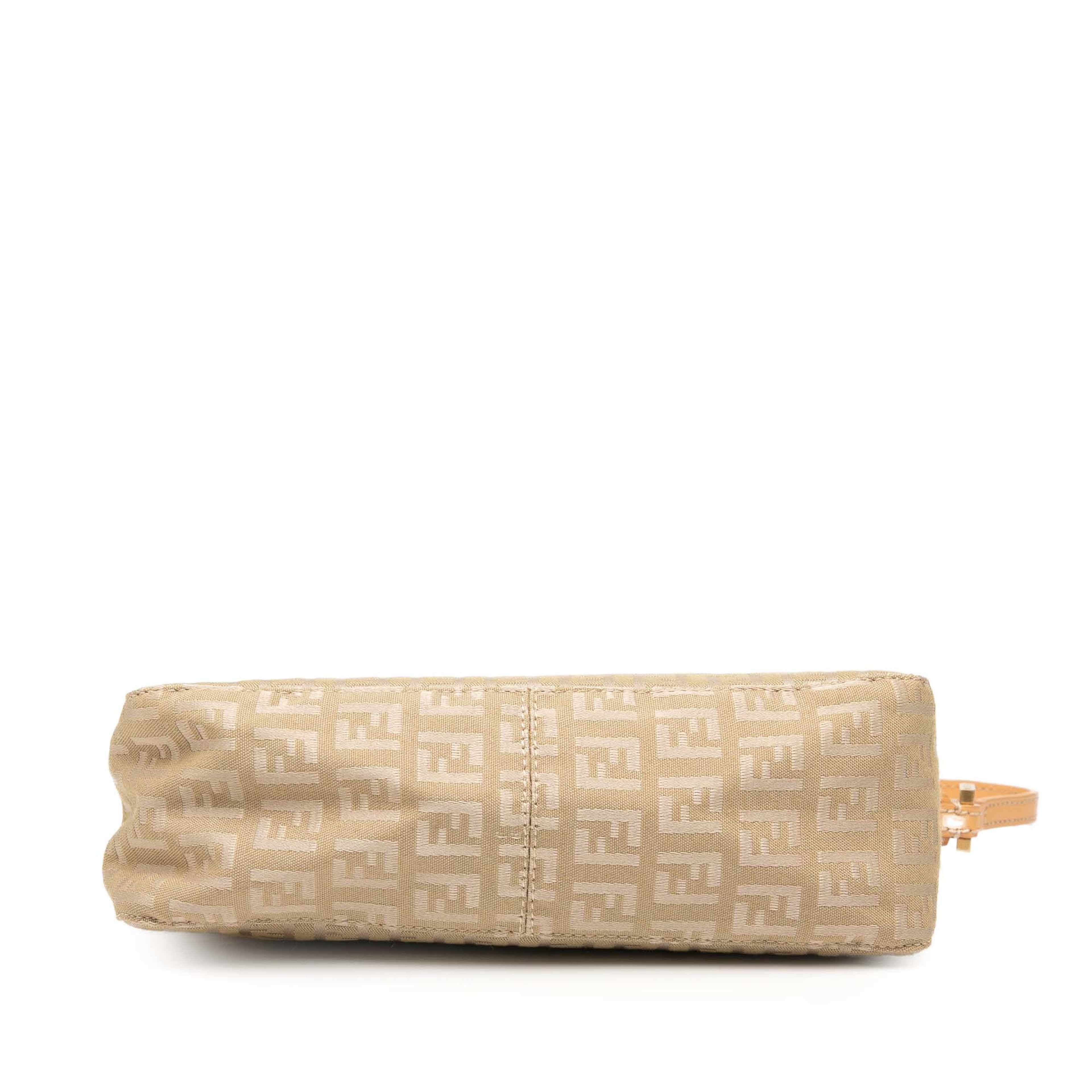 Fendi Zucchino Canvas Pochette, från Luxclusif, i färgen light beige. Klicka för att öppna bilden i stort format