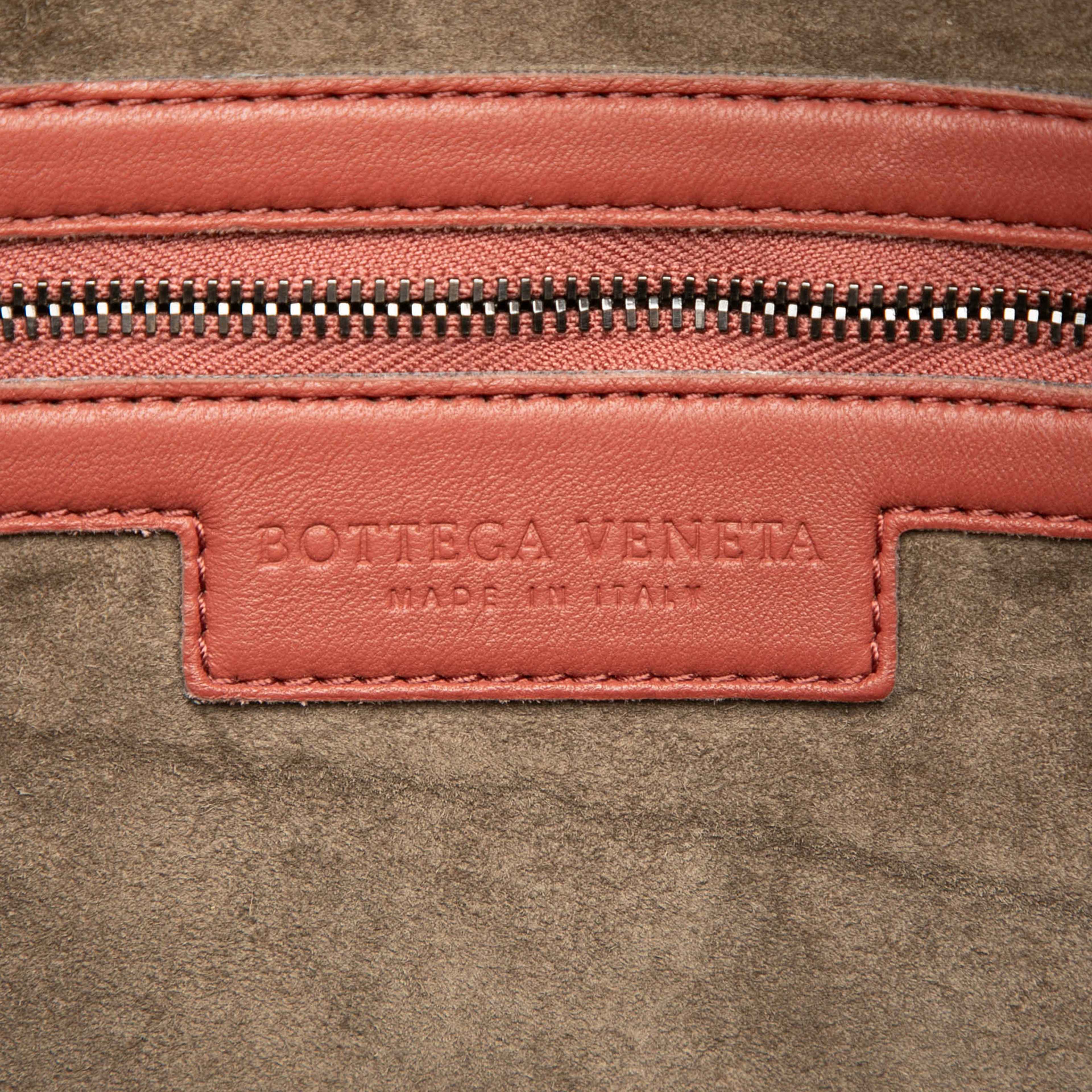 Bottega Veneta Large Nappa Intrecciato Veneta Hobo, från Luxclusif, i färgen brick. Klicka för att öppna bilden i stort format