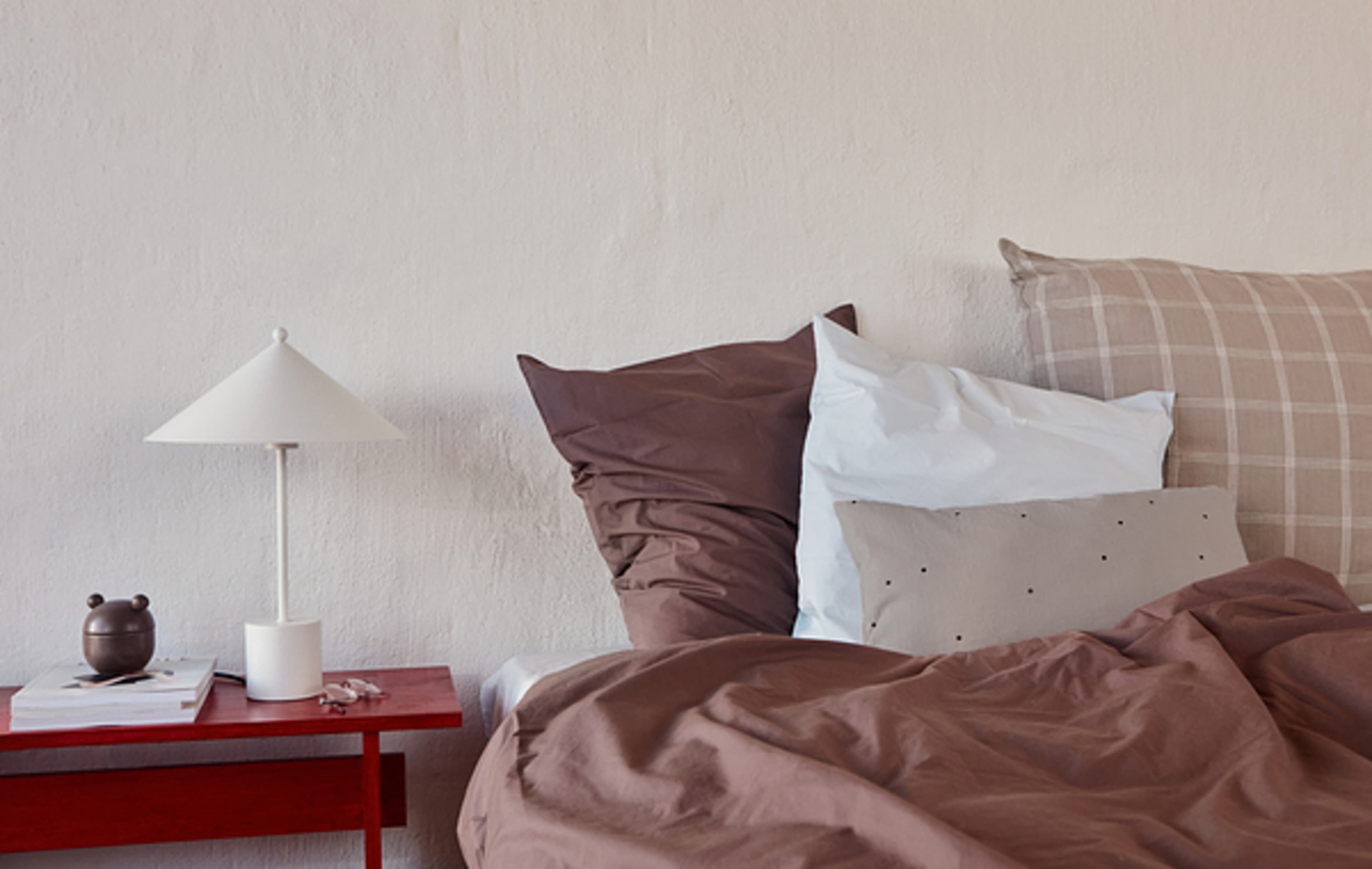Kasa Table Lamp (eu), från OYOY Living, i färgen offwhite. Klicka för att öppna bilden i stort format