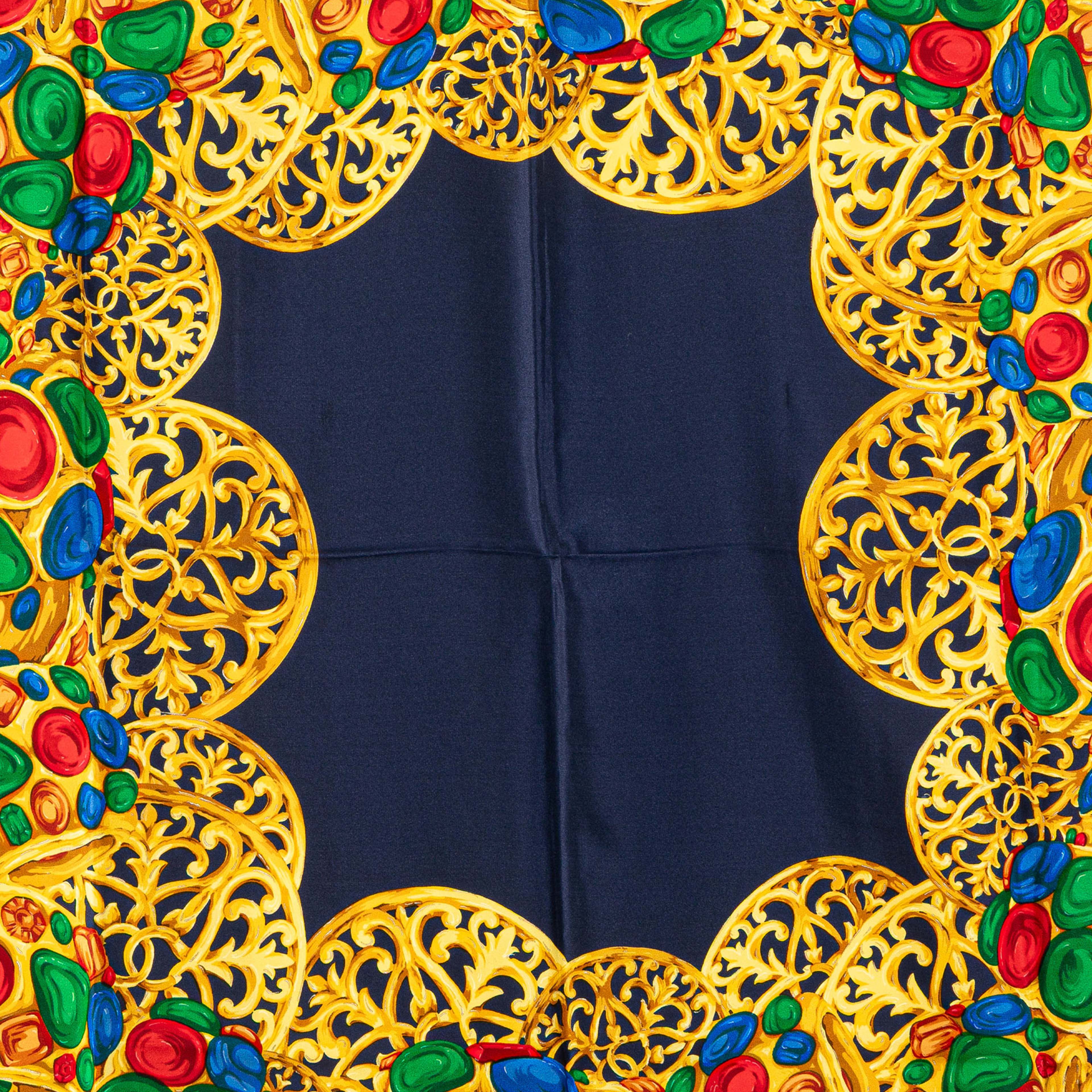 Chanel Gripoix Buttons Silk Scarf, från Luxclusif, i färgen navy.
