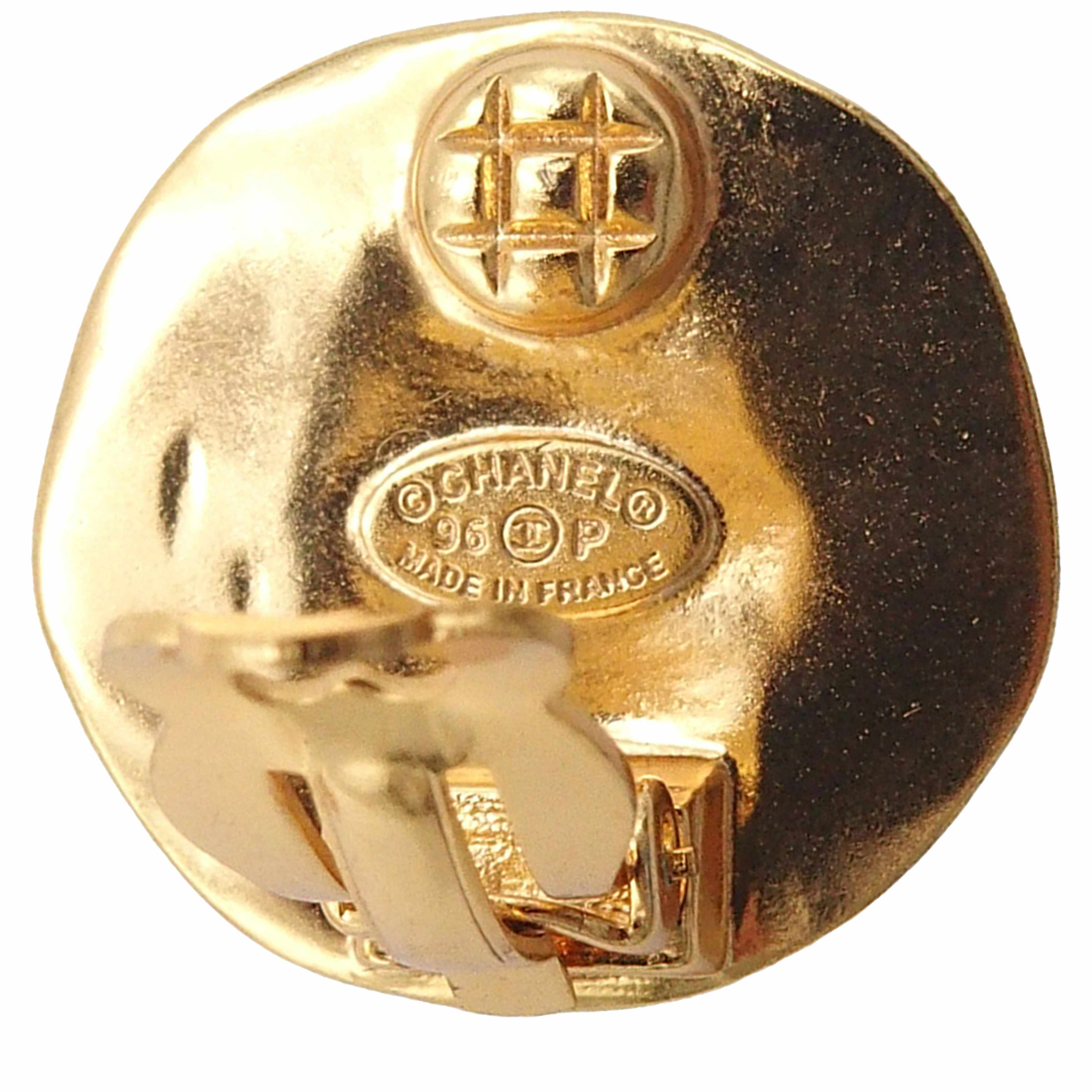 Chanel Gold Plated Cc Round Clip On Earrings, från Luxclusif, i färgen gold. Klicka för att öppna bilden i stort format