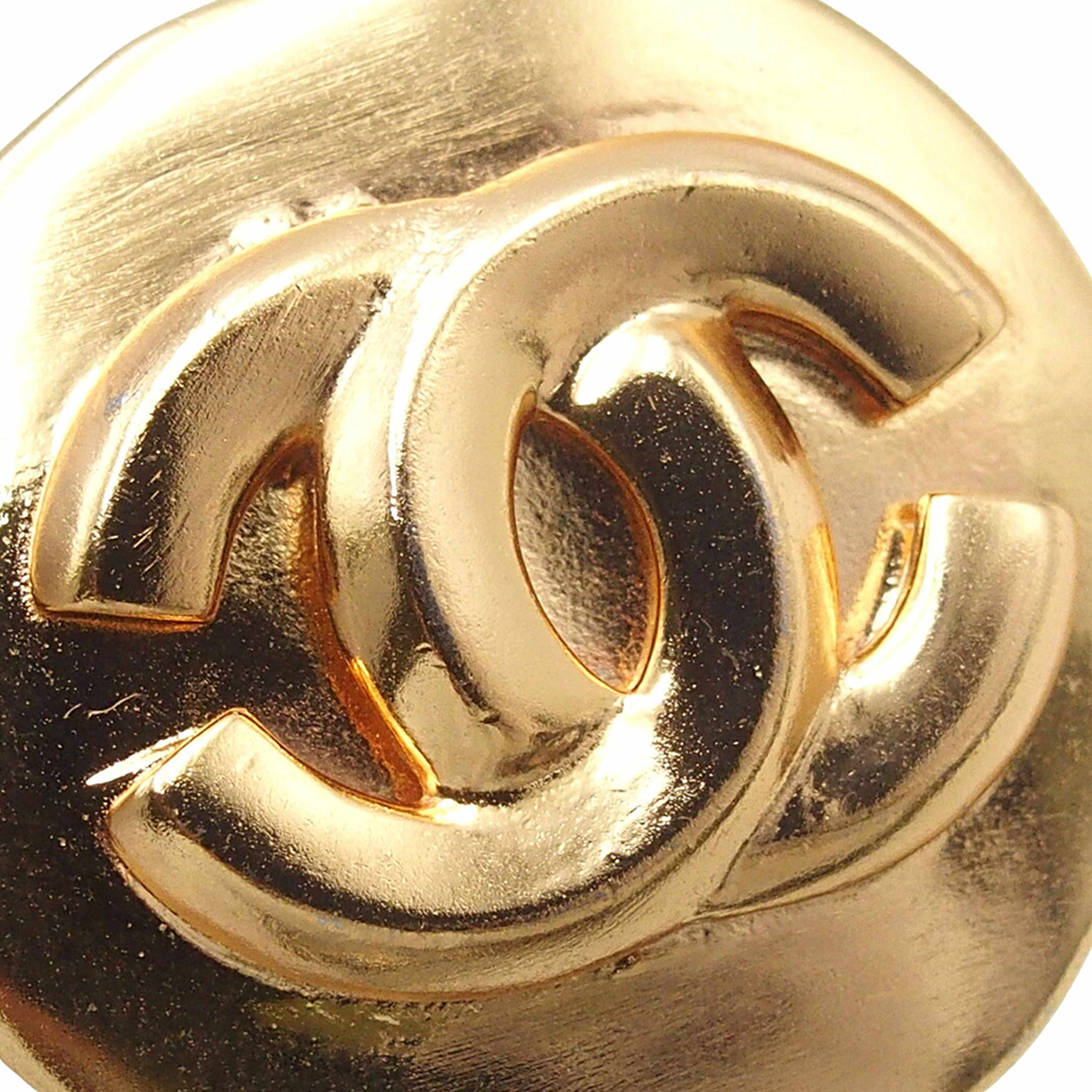 Chanel Gold Plated Cc Round Clip On Earrings, från Luxclusif, i färgen gold. Klicka för att öppna bilden i stort format