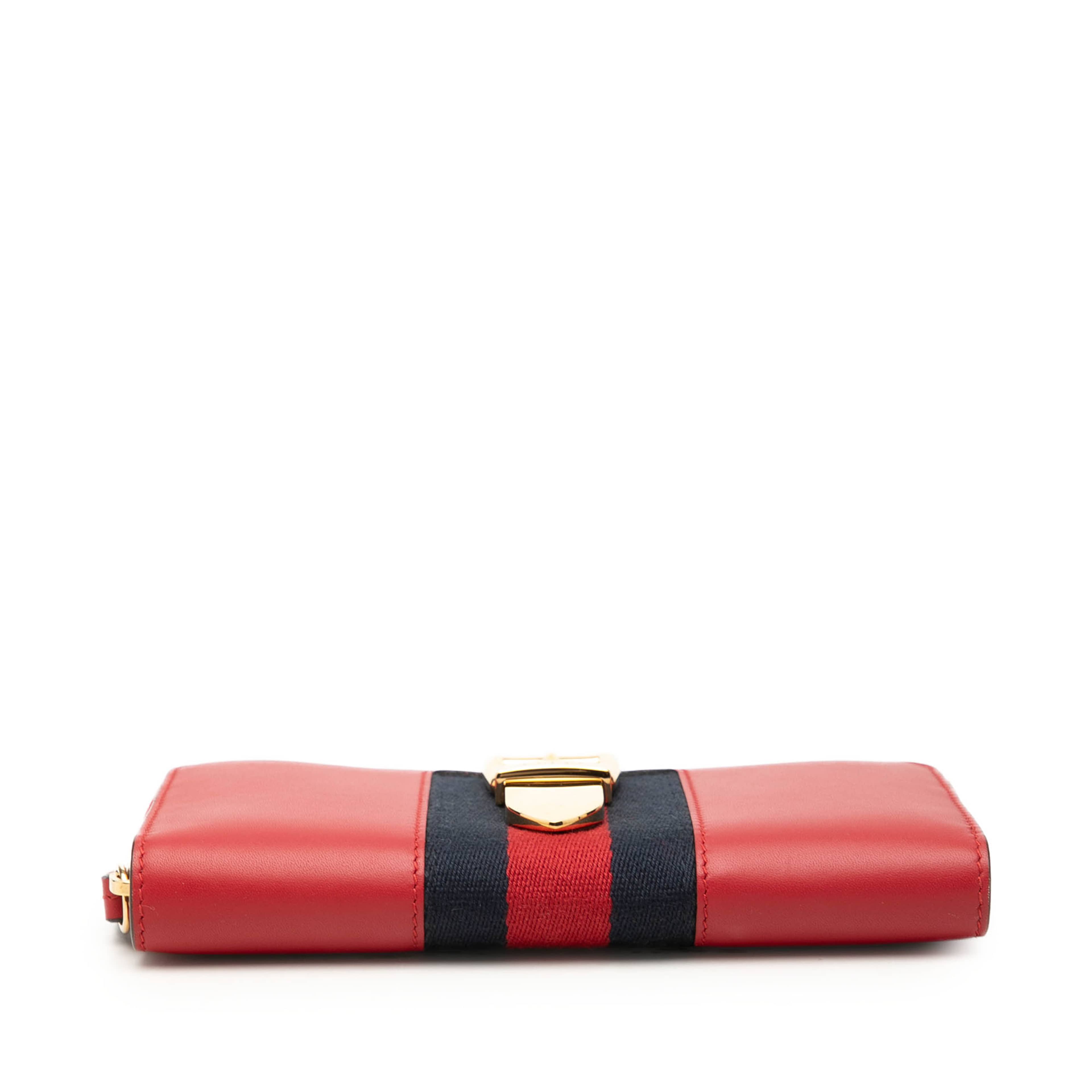 Gucci Calfskin Sylvie Zip Around Wallet, från Luxclusif, i färgen röd. Klicka för att öppna bilden i stort format
