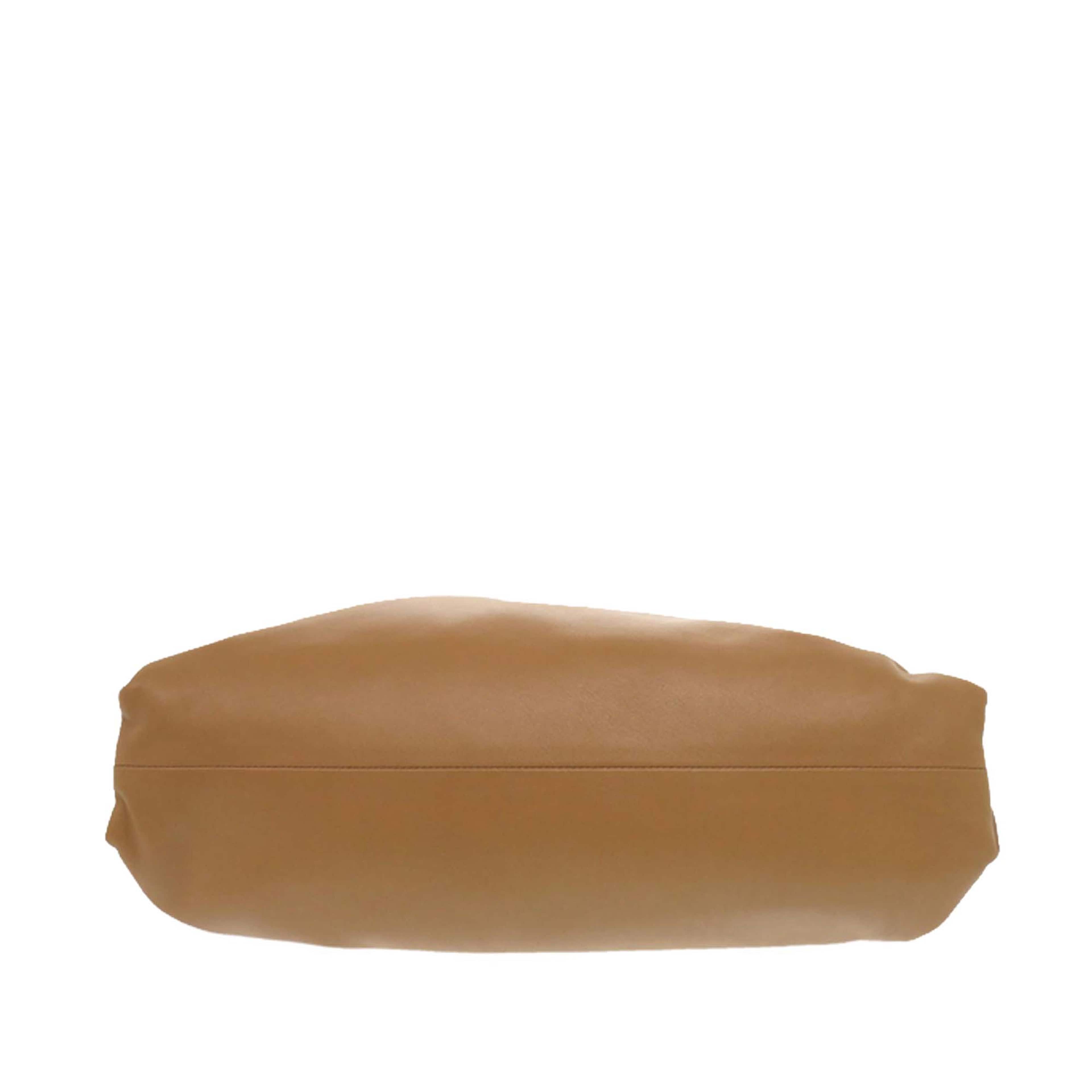 Bottega Veneta Lambskin The Pouch, från Luxclusif, i färgen caramel. Klicka för att öppna bilden i stort format