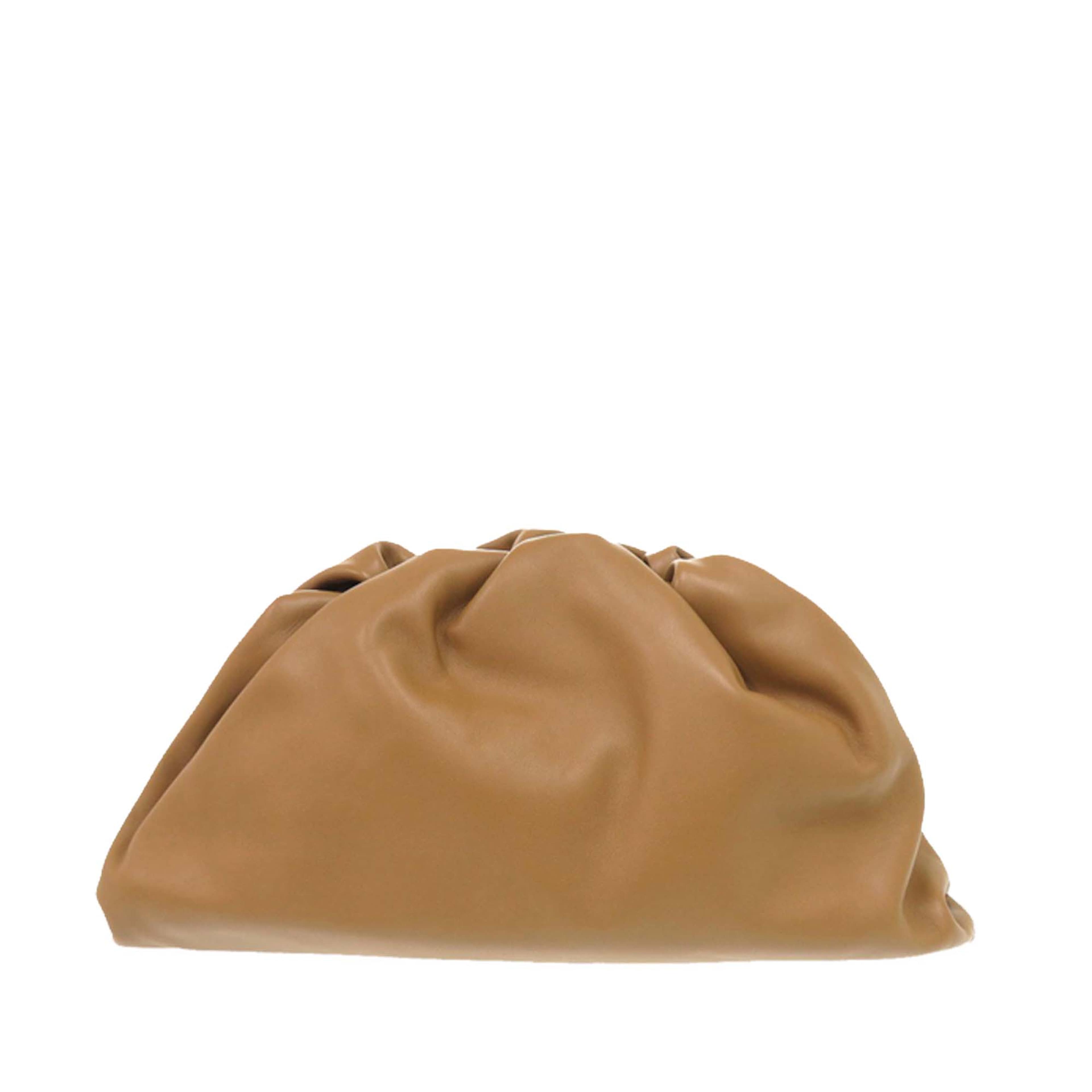 Bottega Veneta Lambskin The Pouch, från Luxclusif, i färgen caramel. Klicka för att öppna bilden i stort format