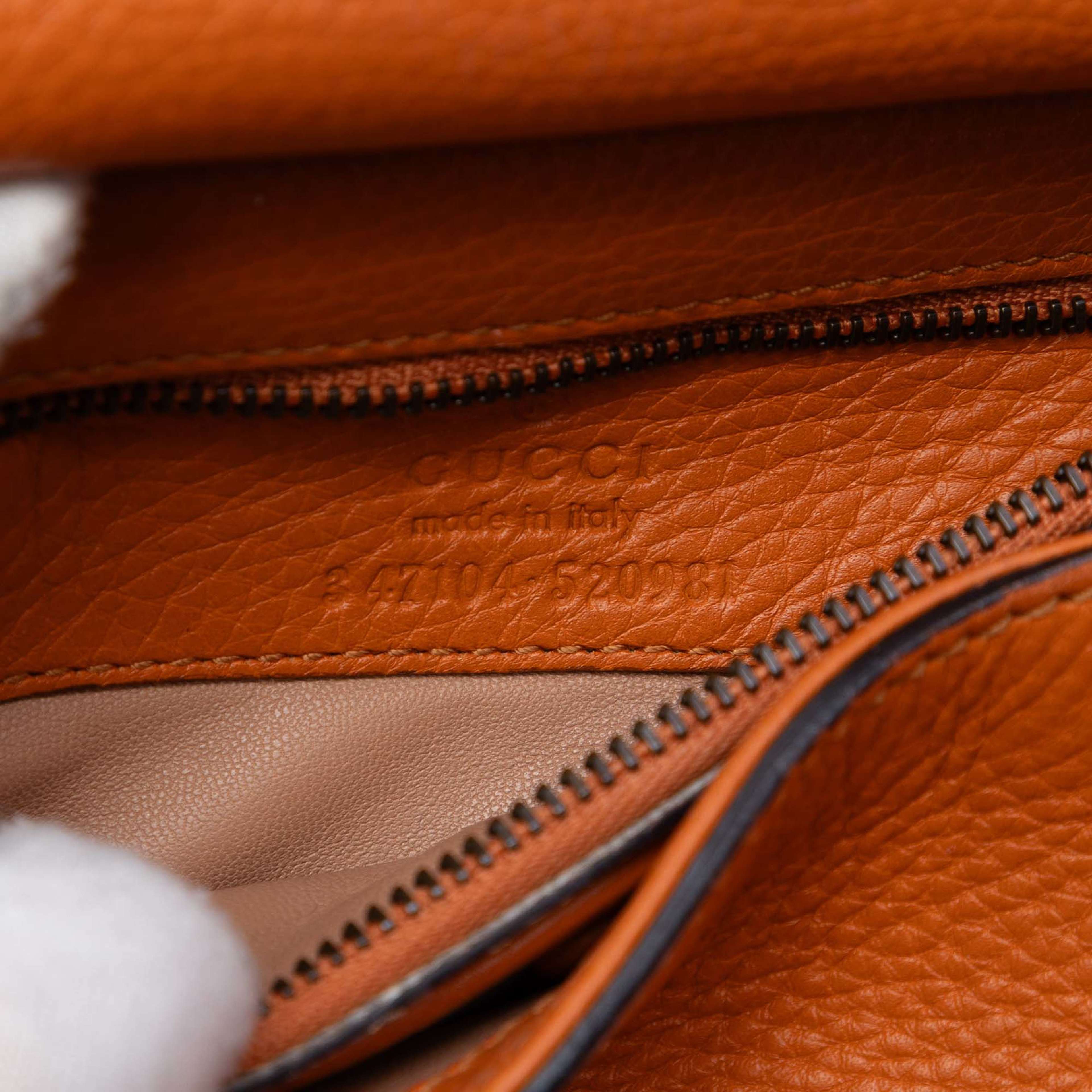 Gucci Small Leather Bamboo Nouveau Fringe Crossbody, från Luxclusif, i färgen orange. Klicka för att öppna bilden i stort format